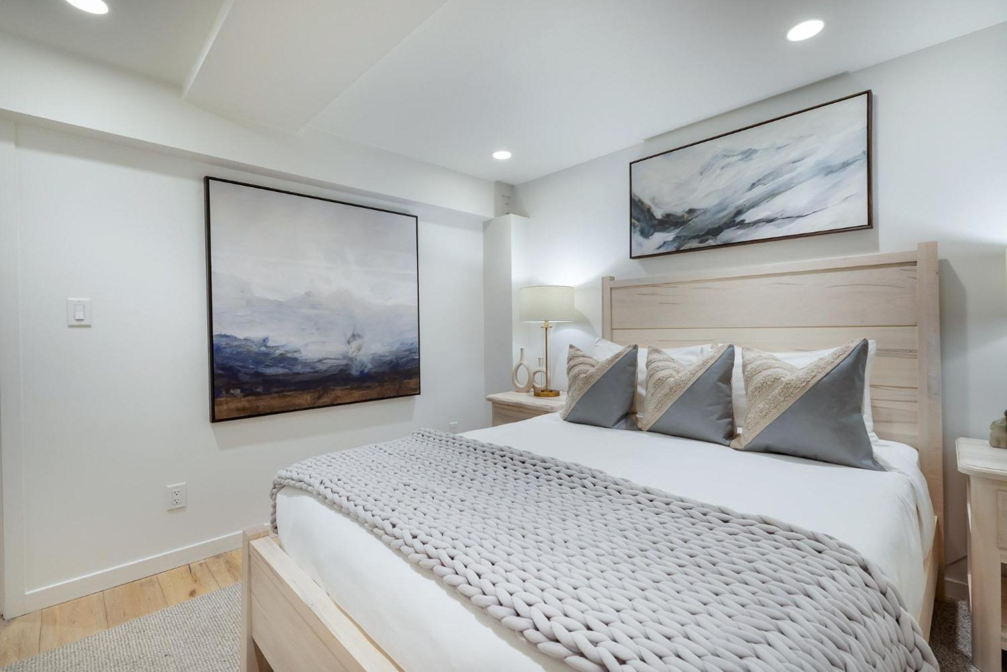 Renovated 2 Bedroom Ski-in Out Apartment