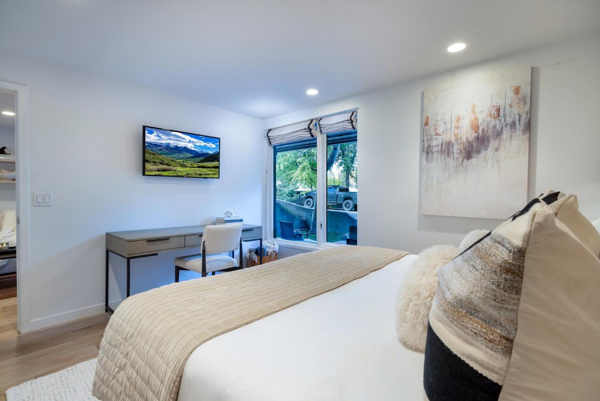 Renovated 2 Bedroom Ski-in Out Apartment Aspen