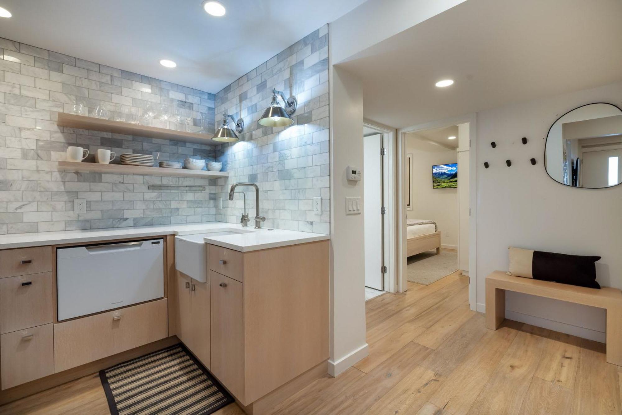 Renovated 2 Bedroom Ski-in Out Apartment Aspen