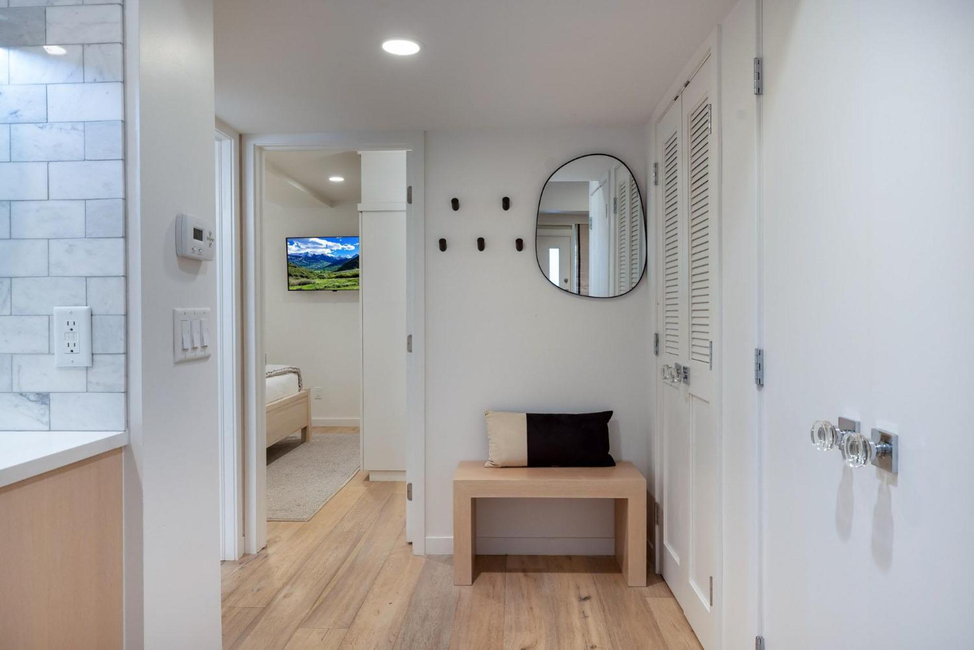 Renovated 2 Bedroom Ski-in Out * Aspen