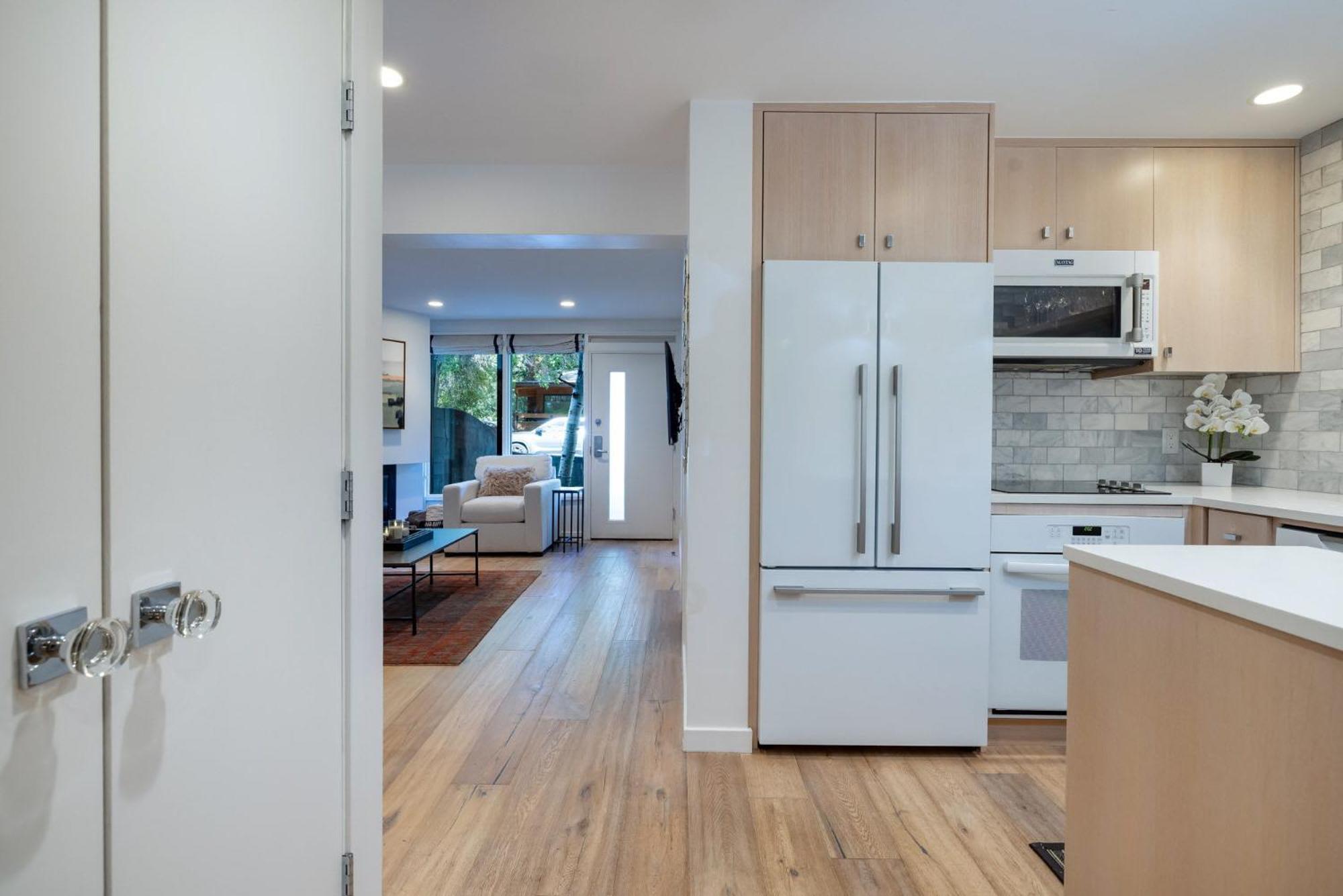 Renovated 2 Bedroom Ski-in Out Apartment *