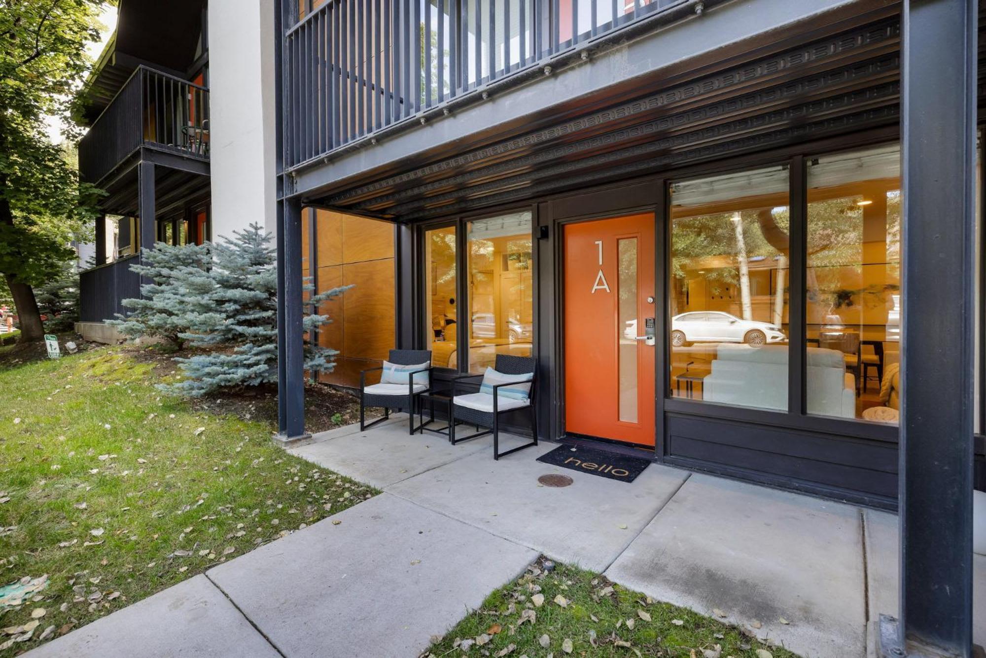 Renovated 2 Bedroom Ski-in Out