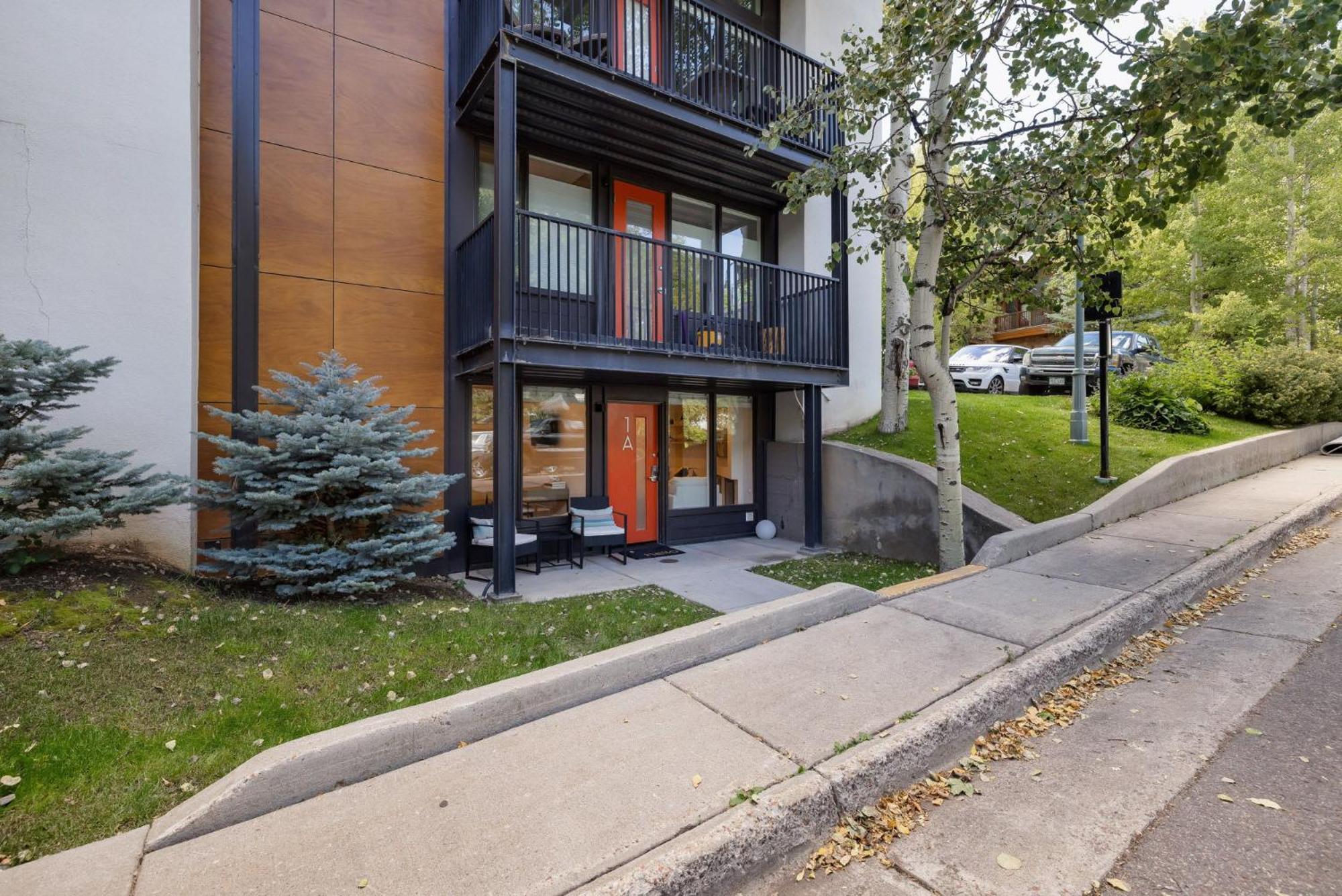 Apartment Renovated 2 Bedroom Ski-in Out *