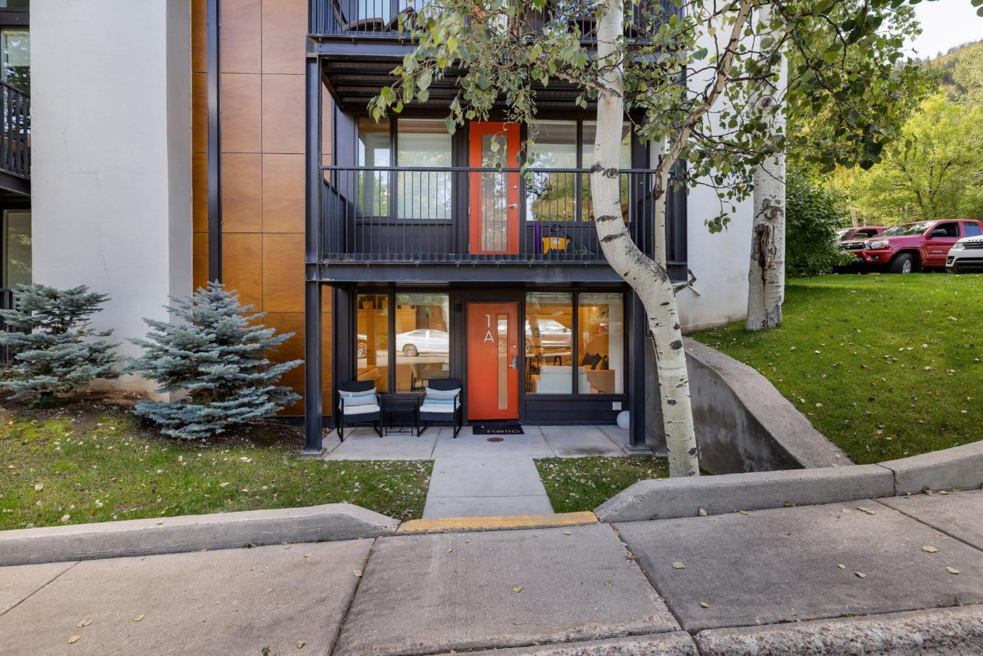Renovated 2 Bedroom Ski-in Out Apartment
