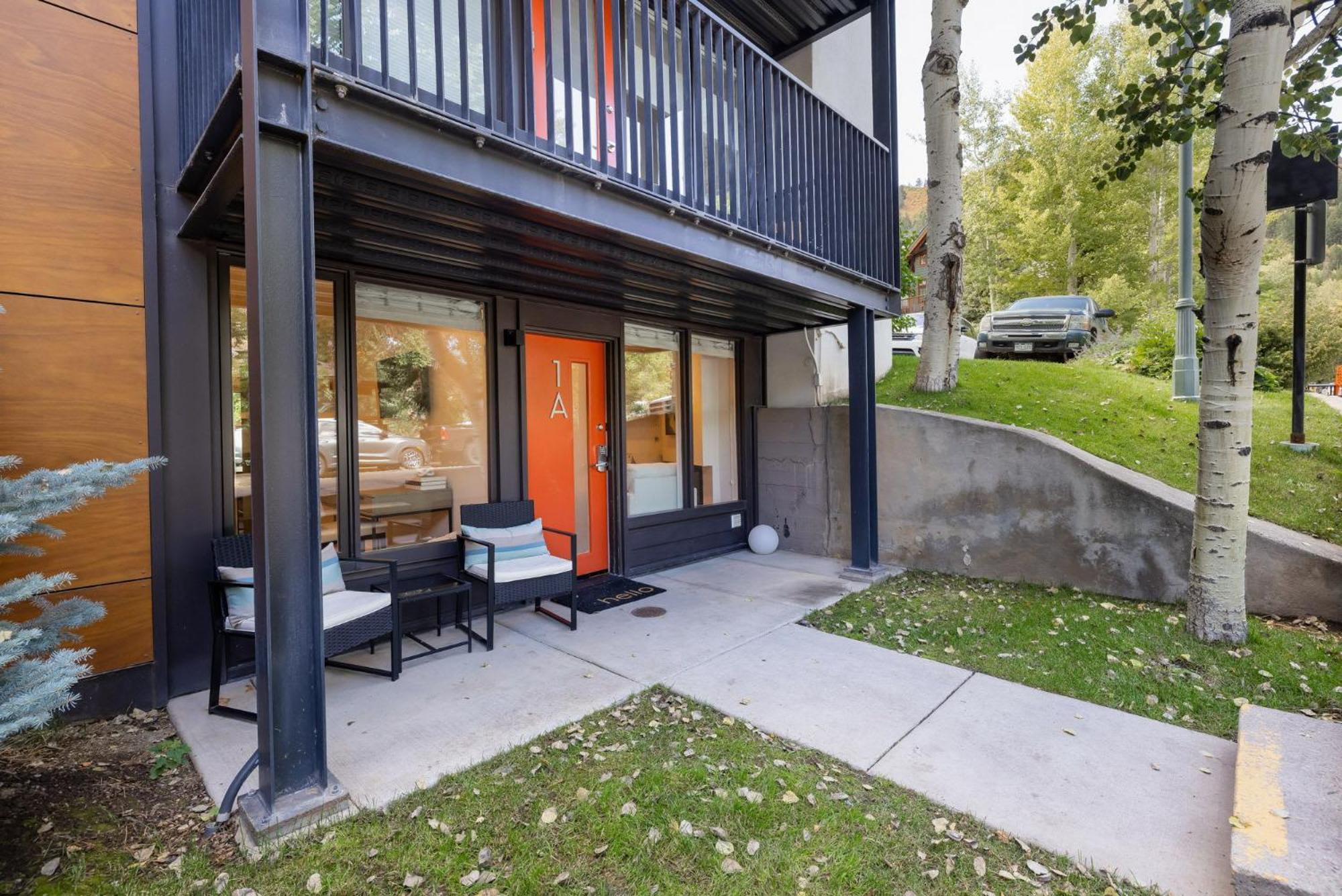 Renovated 2 Bedroom Ski-in Out *