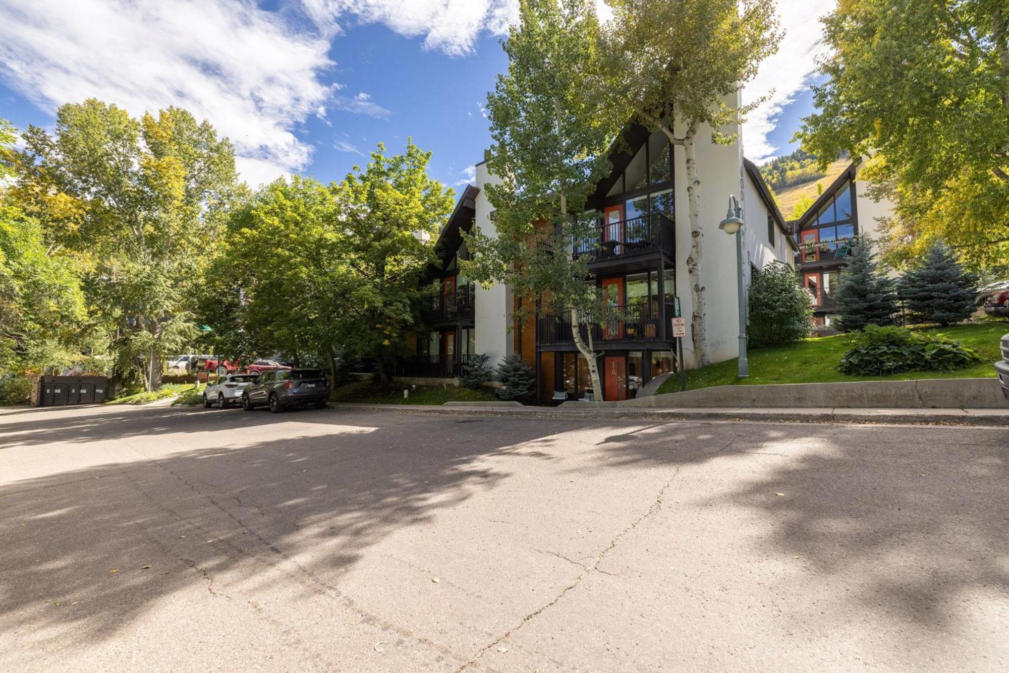 Apartment Renovated 2 Bedroom Ski-in Out *
