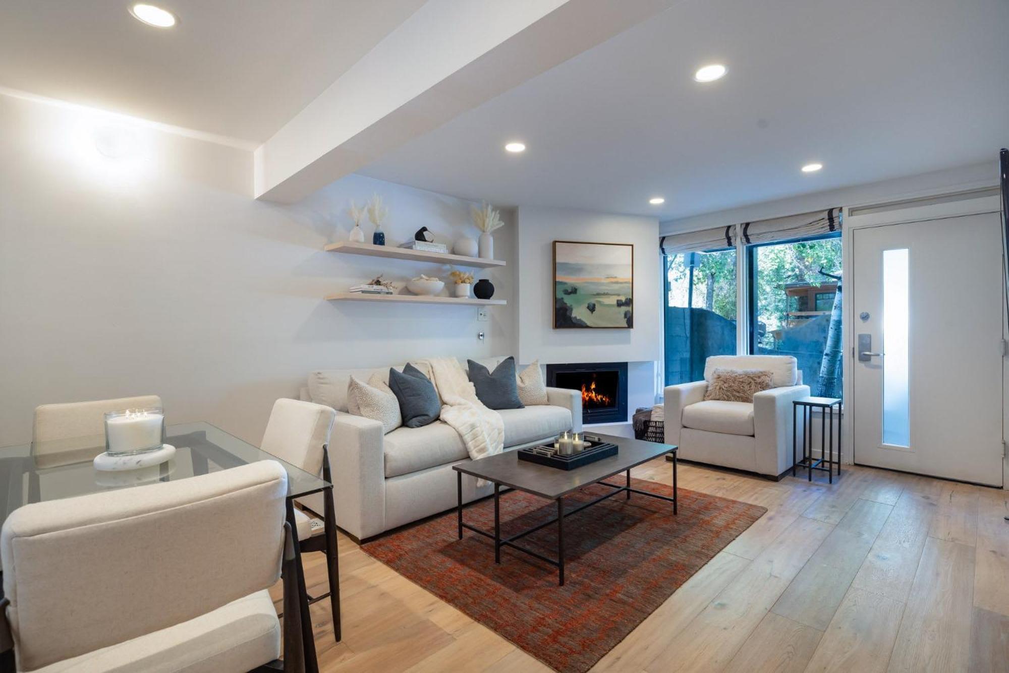 Renovated 2 Bedroom Ski-in Out *