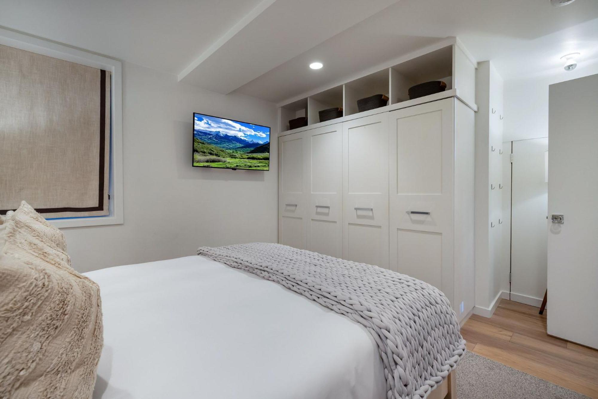 Apartment Renovated 2 Bedroom Ski-in Out *