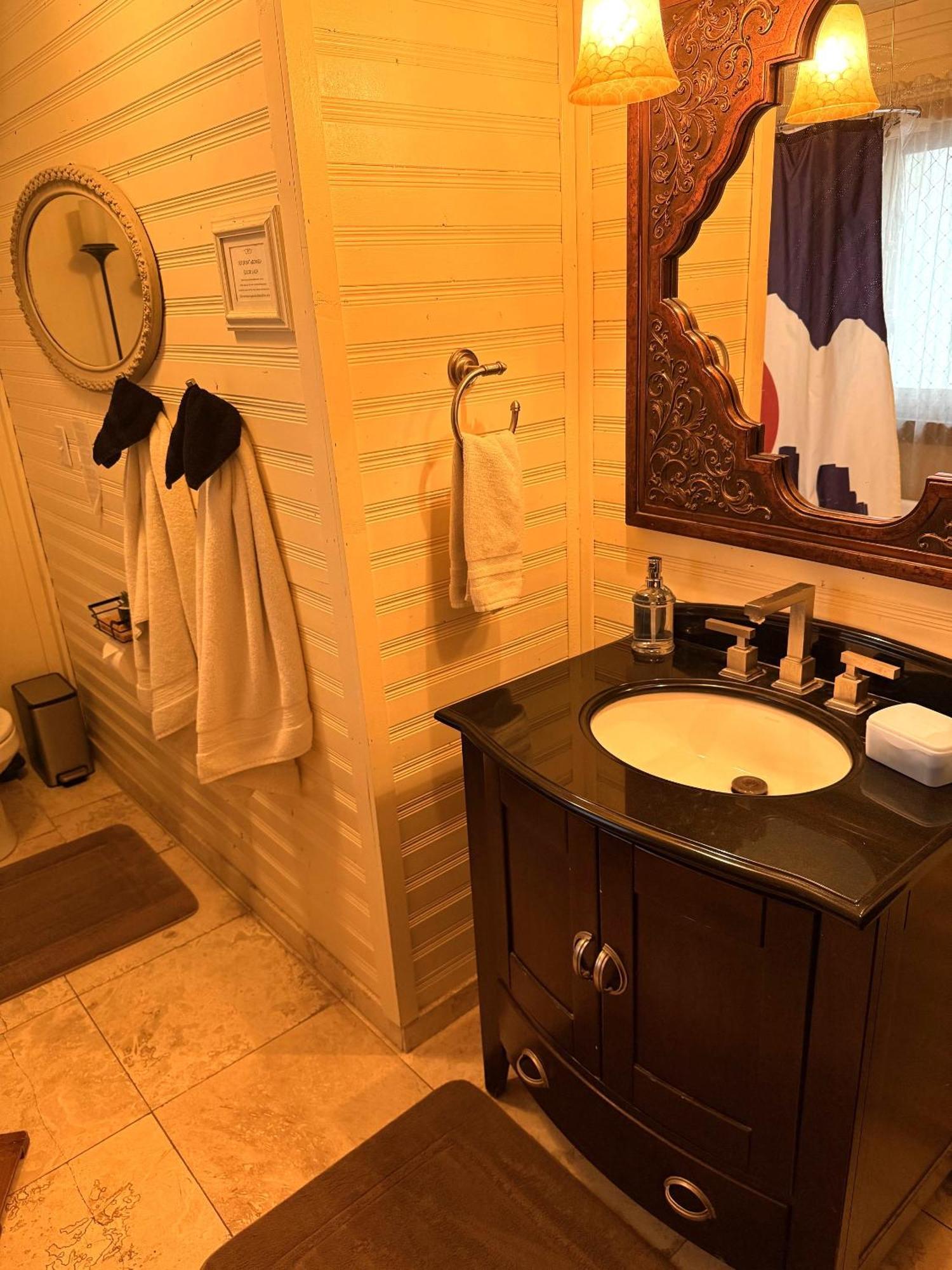 Downtown With Jacuzzi Bed & Breakfast *