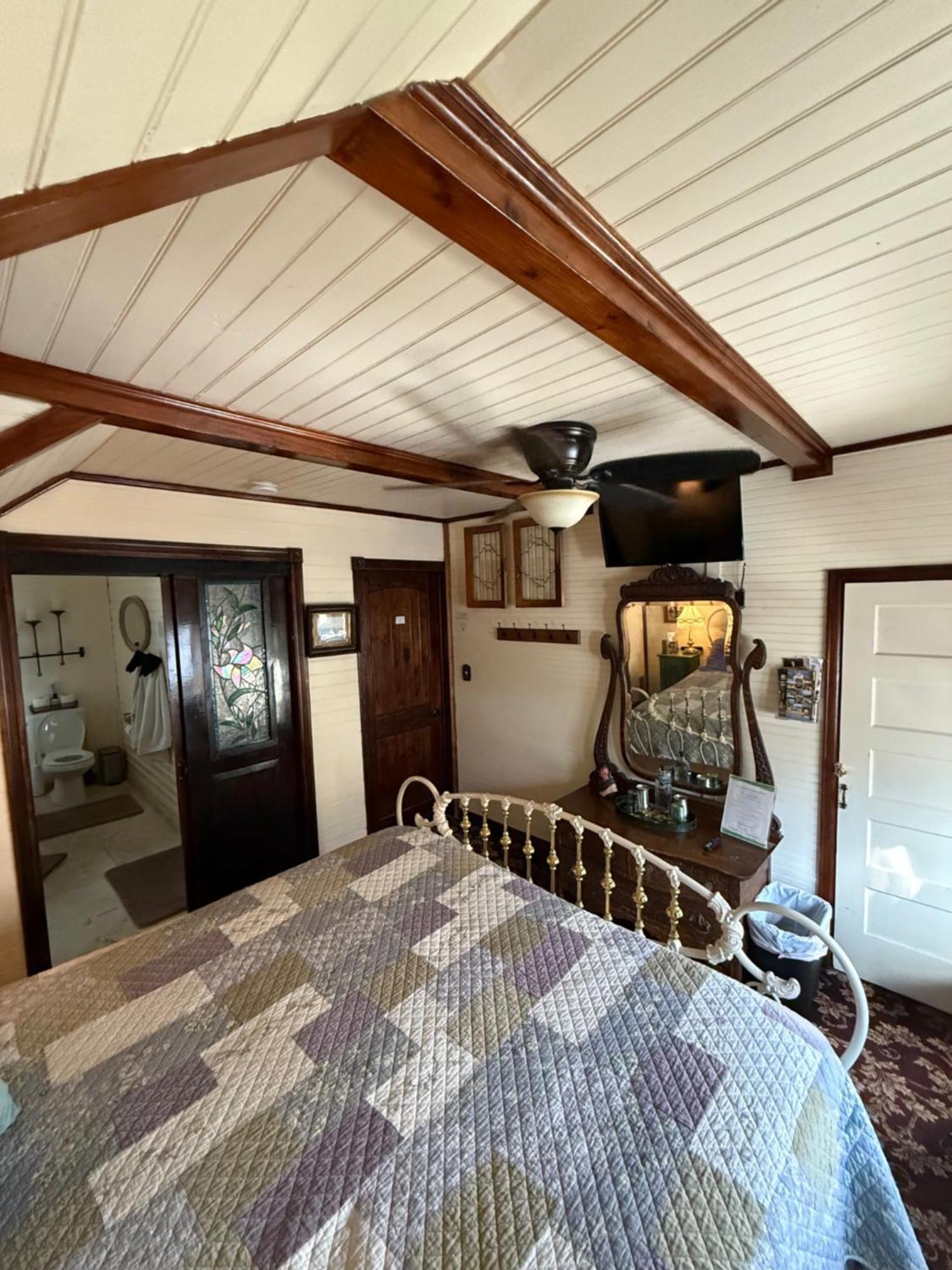 Downtown With Jacuzzi Bed & Breakfast Glenwood Springs