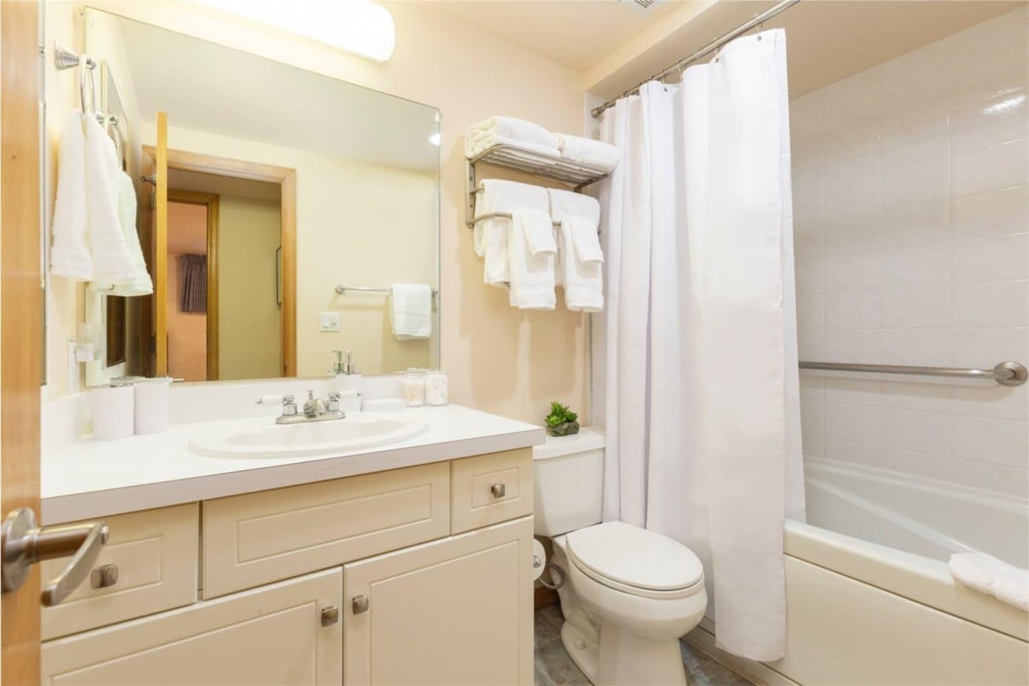 Comfort & Location - 2 Bedroom 2ba - Steps To Town Apartment *