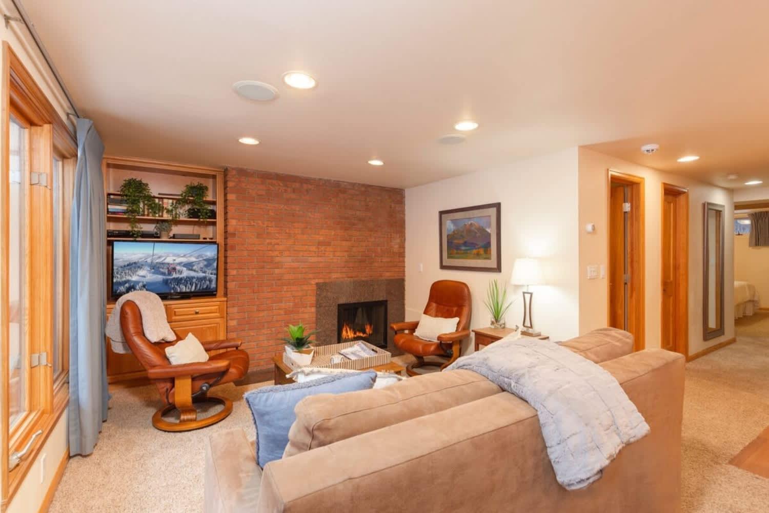 Comfort & Location - 2 Bedroom 2ba - Steps To Town *