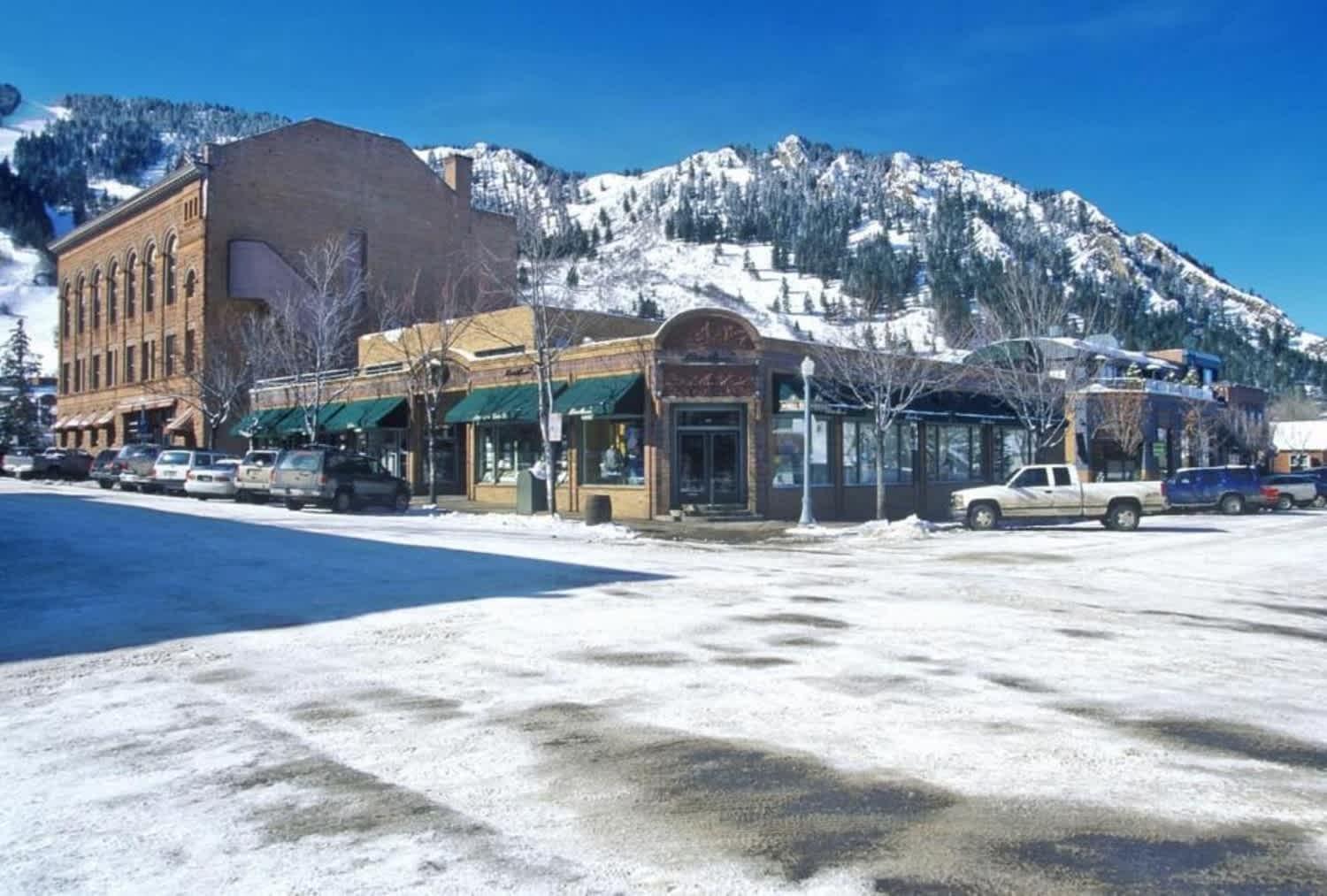 Comfort & Location - 2 Bedroom 2ba - Steps To Town Apartment