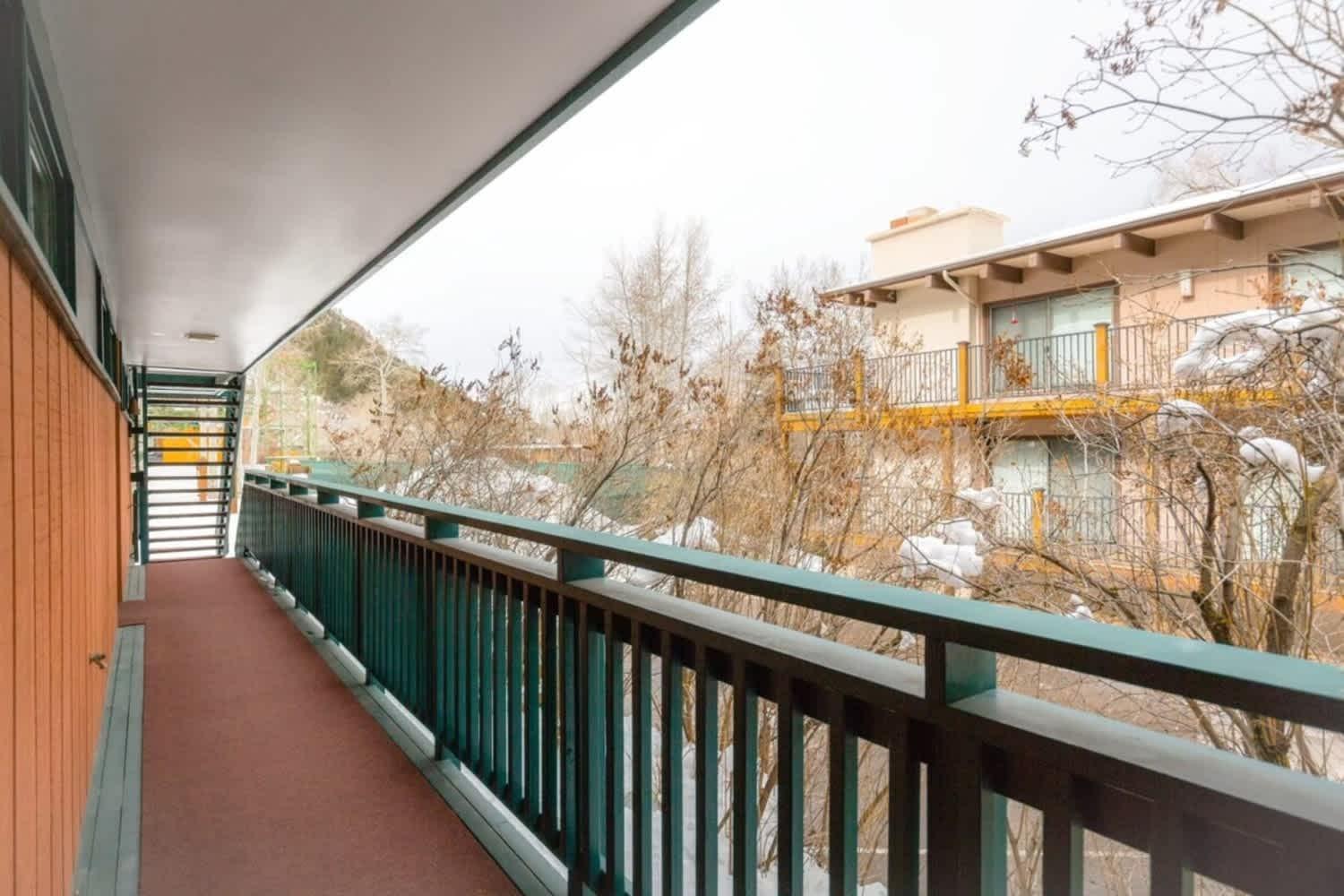 Comfort & Location - 2 Bedroom 2ba - Steps To Town Apartment *