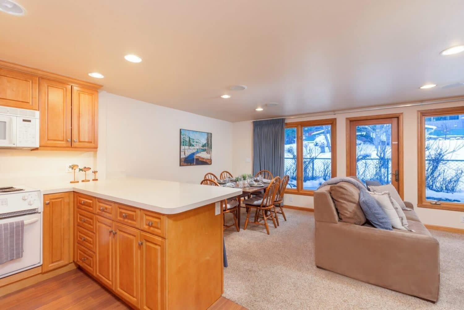 Comfort & Location - 2 Bedroom 2ba - Steps To Town Apartment