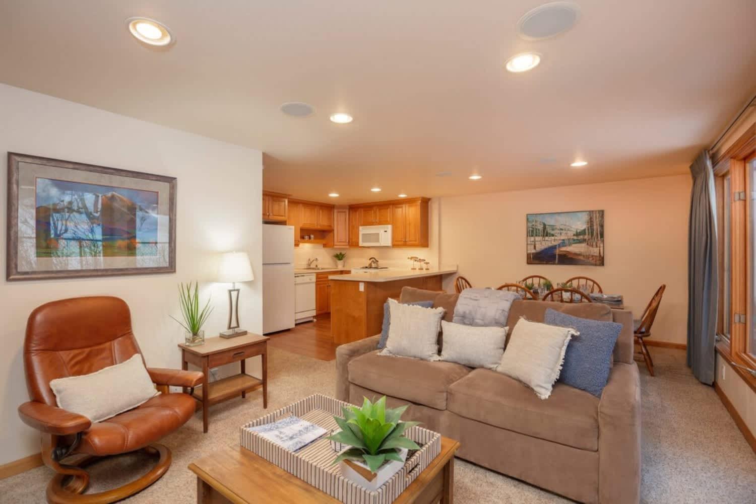 Comfort & Location - 2 Bedroom 2ba - Steps To Town Apartment *