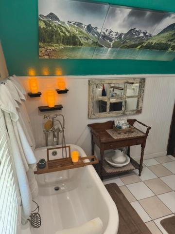 Downtown With Jacuzzi Bed & Breakfast