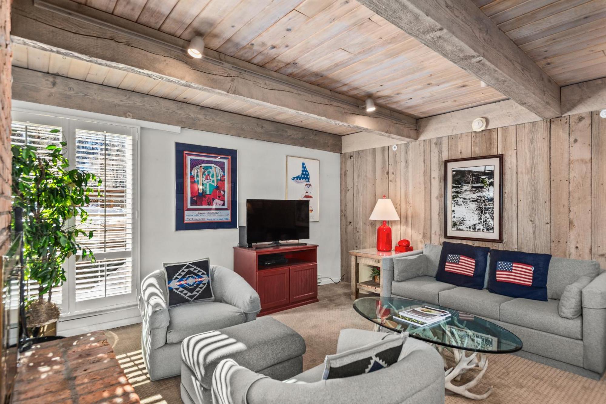 Chateau Eau Claire Unit 1, Stylish Overlooking The River, Walking Distance To Downtown *