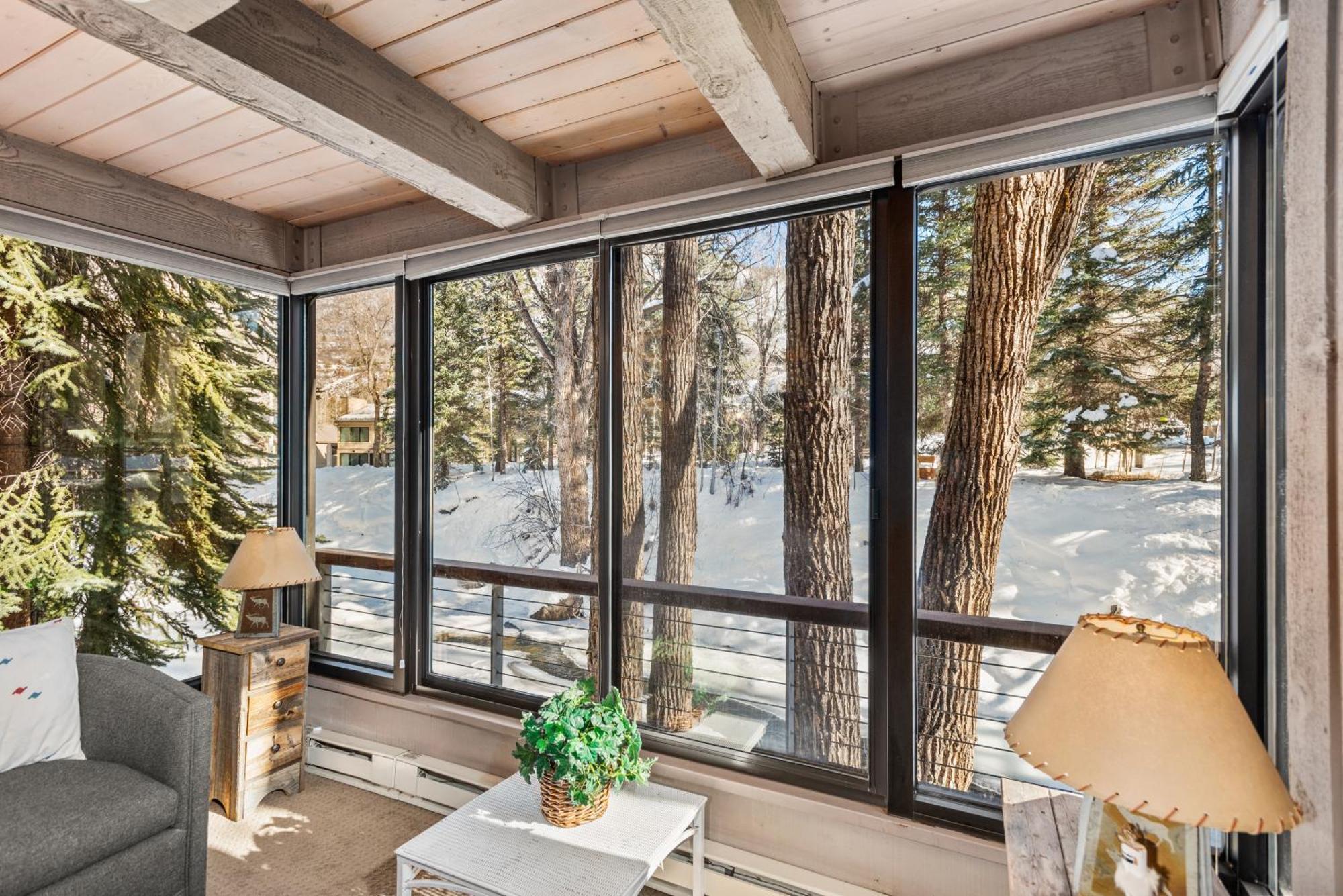 Chateau Eau Claire Unit 1, Stylish Overlooking The River, Walking Distance To Downtown Holiday home *