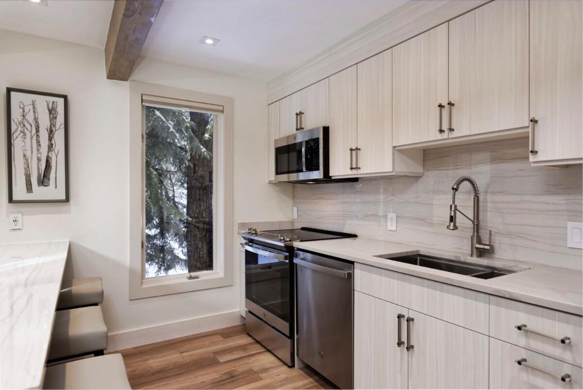 Fully Renovated 2 Bedroom On River With Pool - Walk To Town!