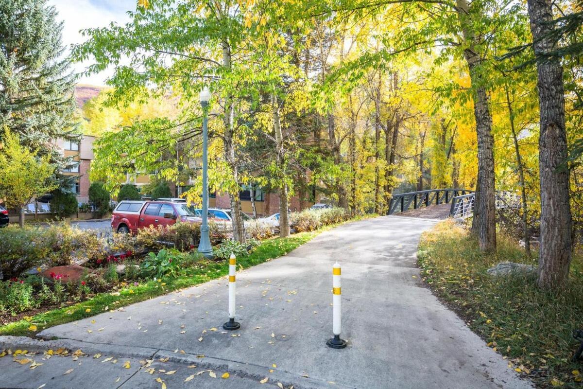 Riverfront 2 Bedroom - Steps To Town - Pool & Hot Tub Holiday home Aspen