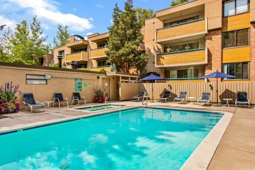 Riverfront 2 Bedroom - Steps To Town - Pool & Hot Tub Holiday home *