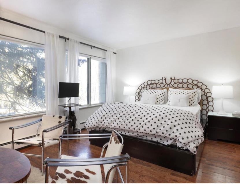 Perfect Inside Downtown Location! Romantic 1300 Ft, 4 Blocks Or 396 M, To Ajax Or Mountain