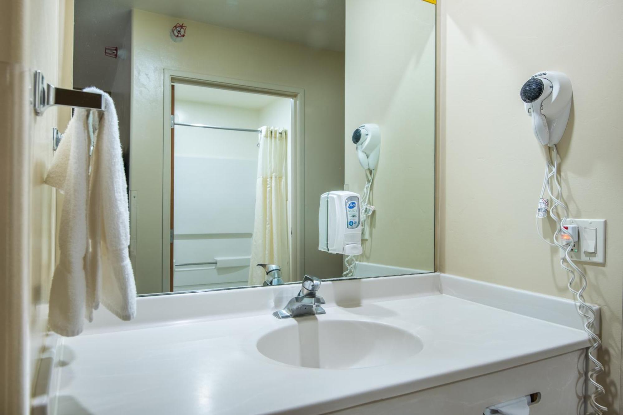 Cedar Inn 3*