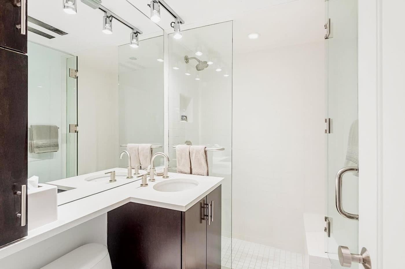 New Listing 1 Bedroom By Gondola *