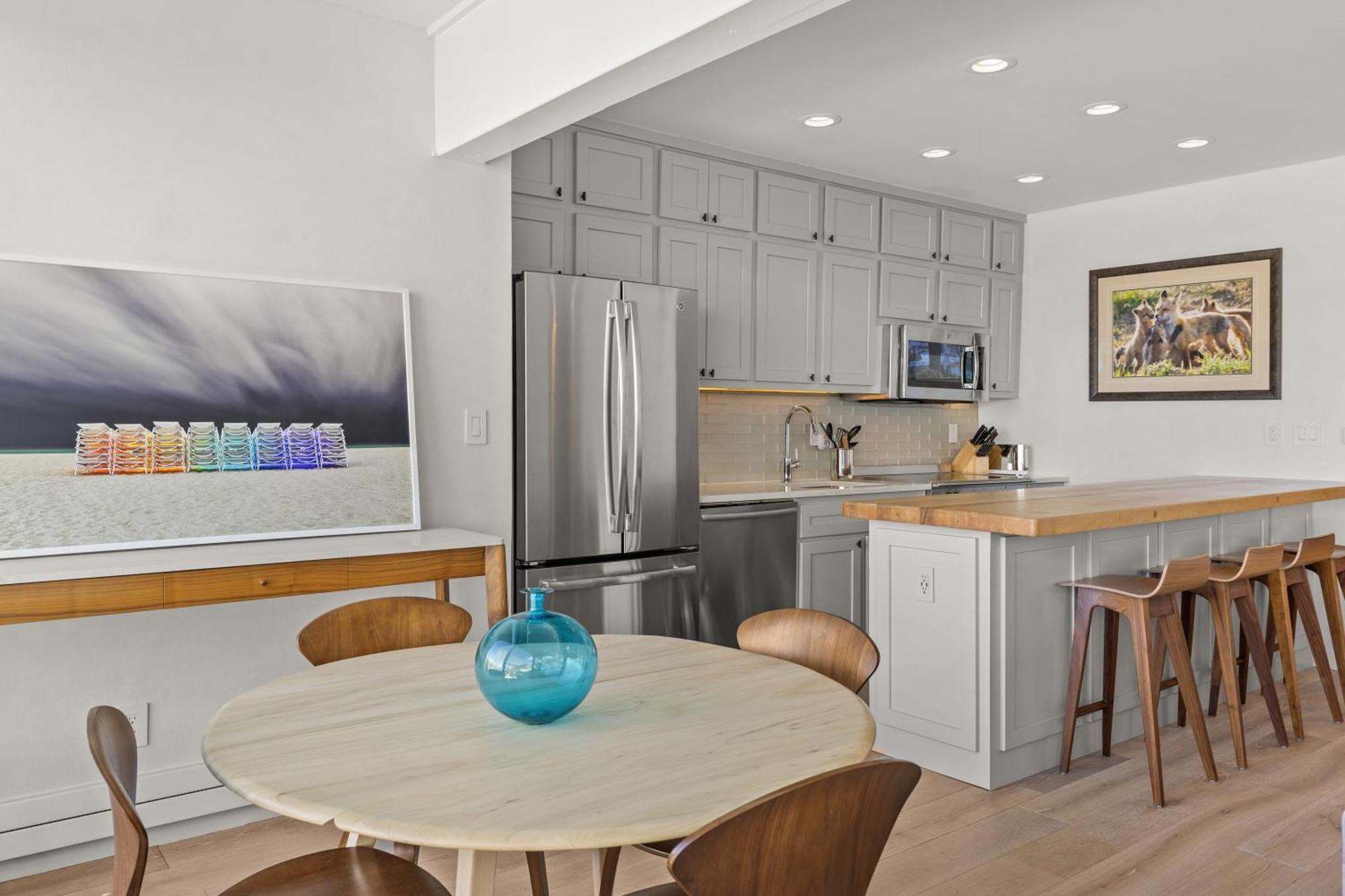 Durant Unit D4, Spacious, Modern With Great Views, Excellent Location 2 Blocks To Slopes