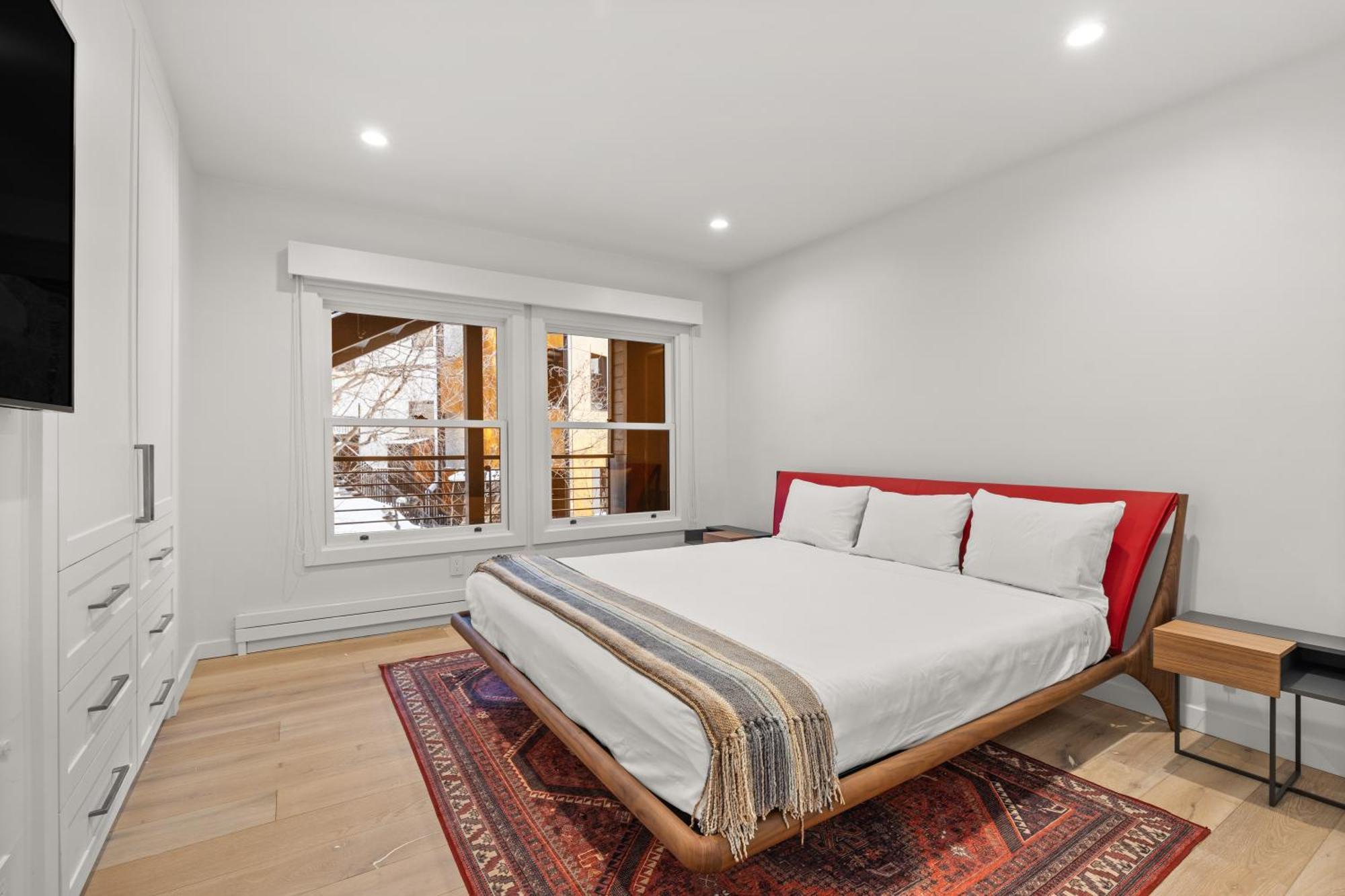 Durant Unit D4, Spacious, Modern With Great Views, Excellent Location 2 Blocks To Slopes *
