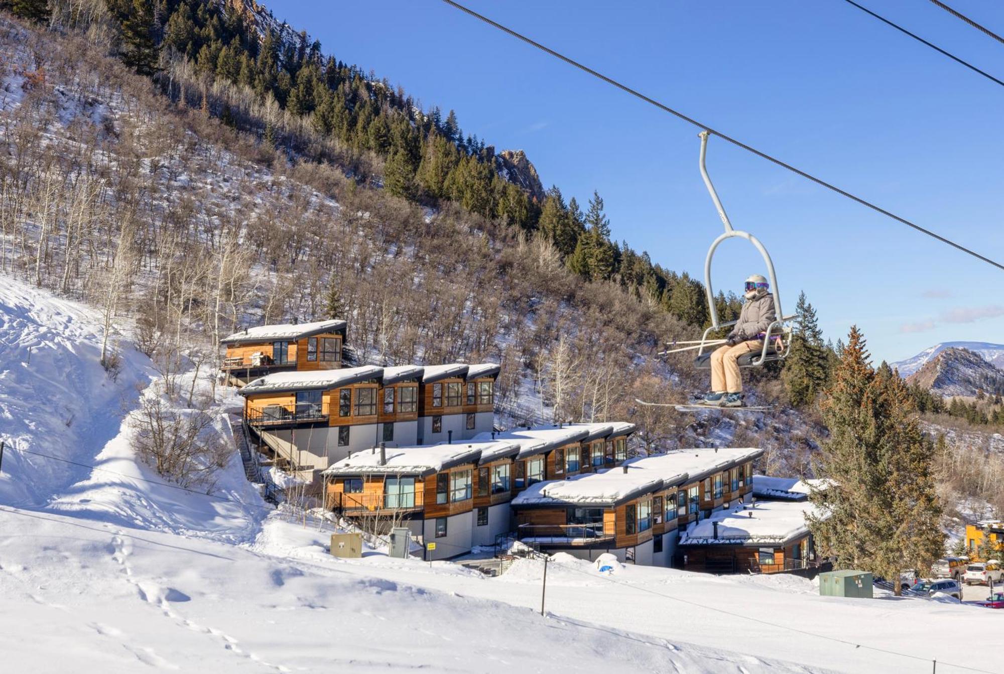 Shadow Mountain Unit 15, Spacious Ski-in, Ski-out Townhouse With Great Views & Gas Fireplace Holiday home