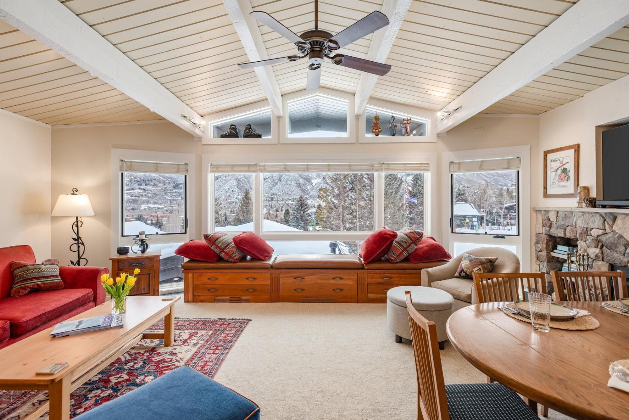 Shadow Mountain Unit 15, Spacious Ski-in, Ski-out Townhouse With Great Views & Gas Fireplace Holiday home