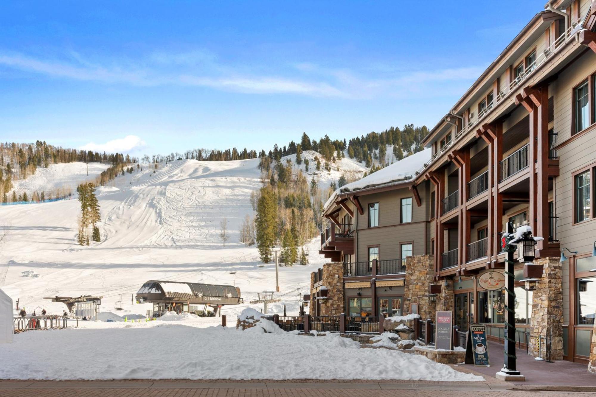 The Ritz-carlton, 2 Bedroom 8404 W/ Courtyard View, Ski-in/ski-out In Highlands Holiday home Aspen