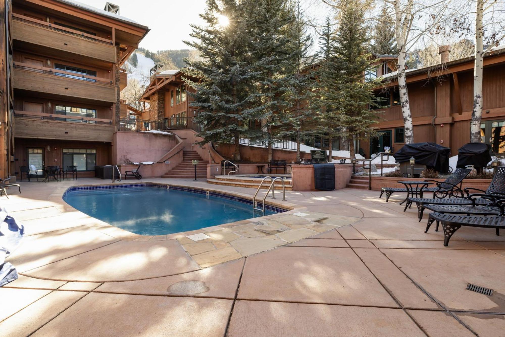 2 Bedroom 3ba - Ac, Heated Pool, Walk To Town Holiday home Aspen