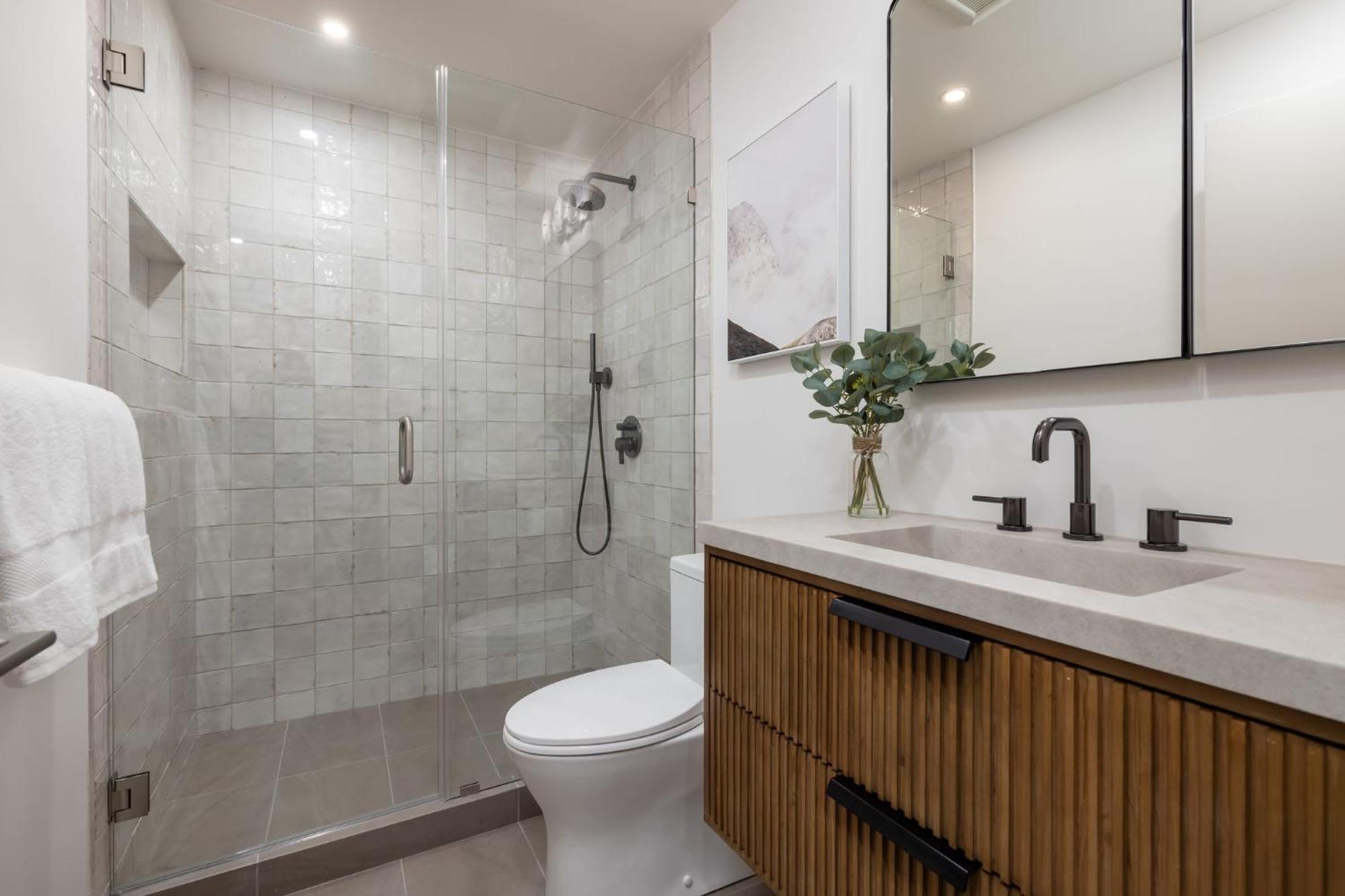 2 Bedroom 3ba - Ac, Heated Pool, Walk To Town