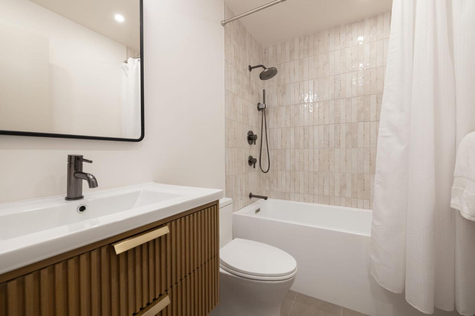 2 Bedroom 3ba - Ac, Heated Pool, Walk To Town Holiday home *