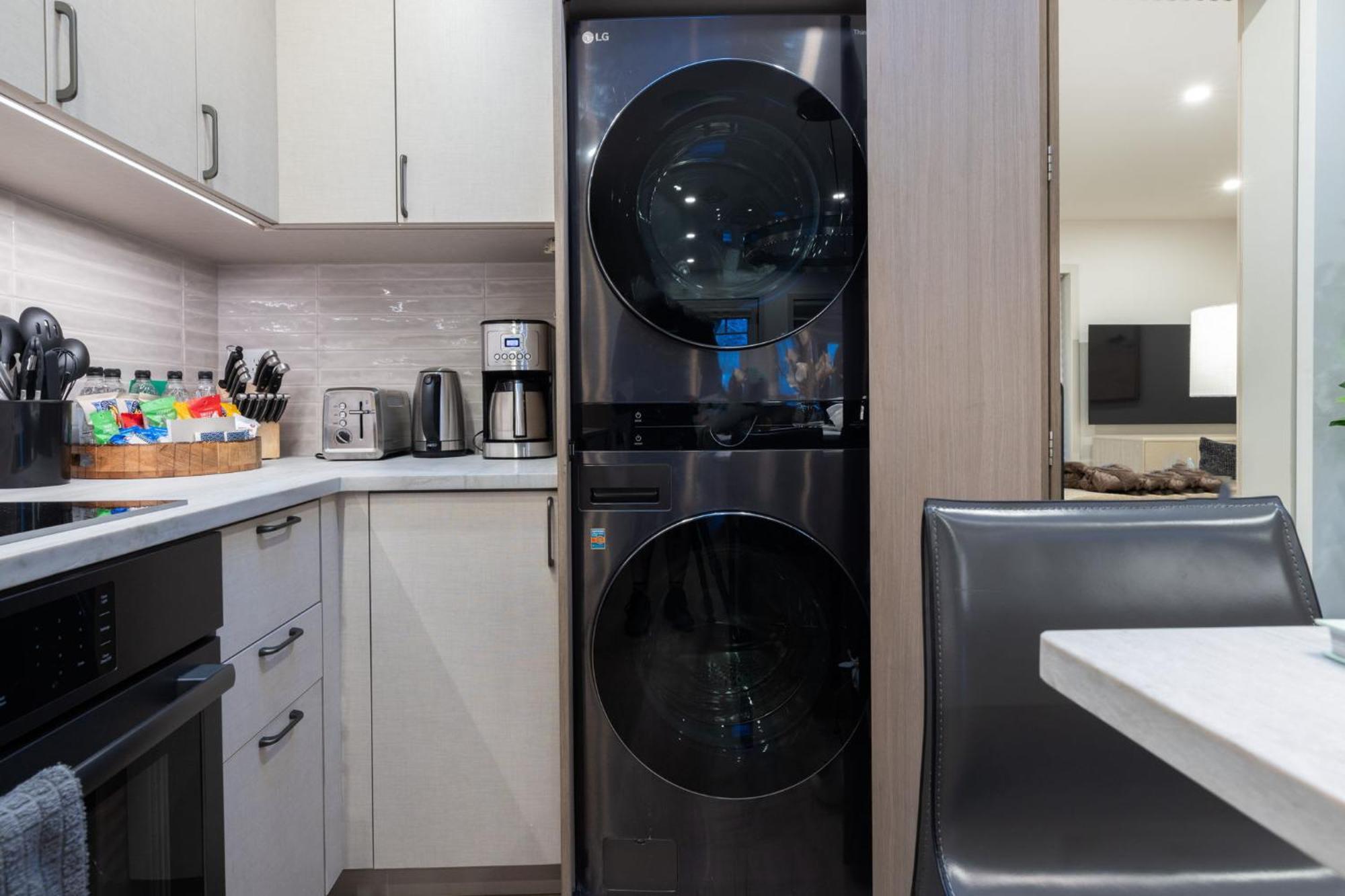 2 Bedroom 3ba - Ac, Heated Pool, Walk To Town *