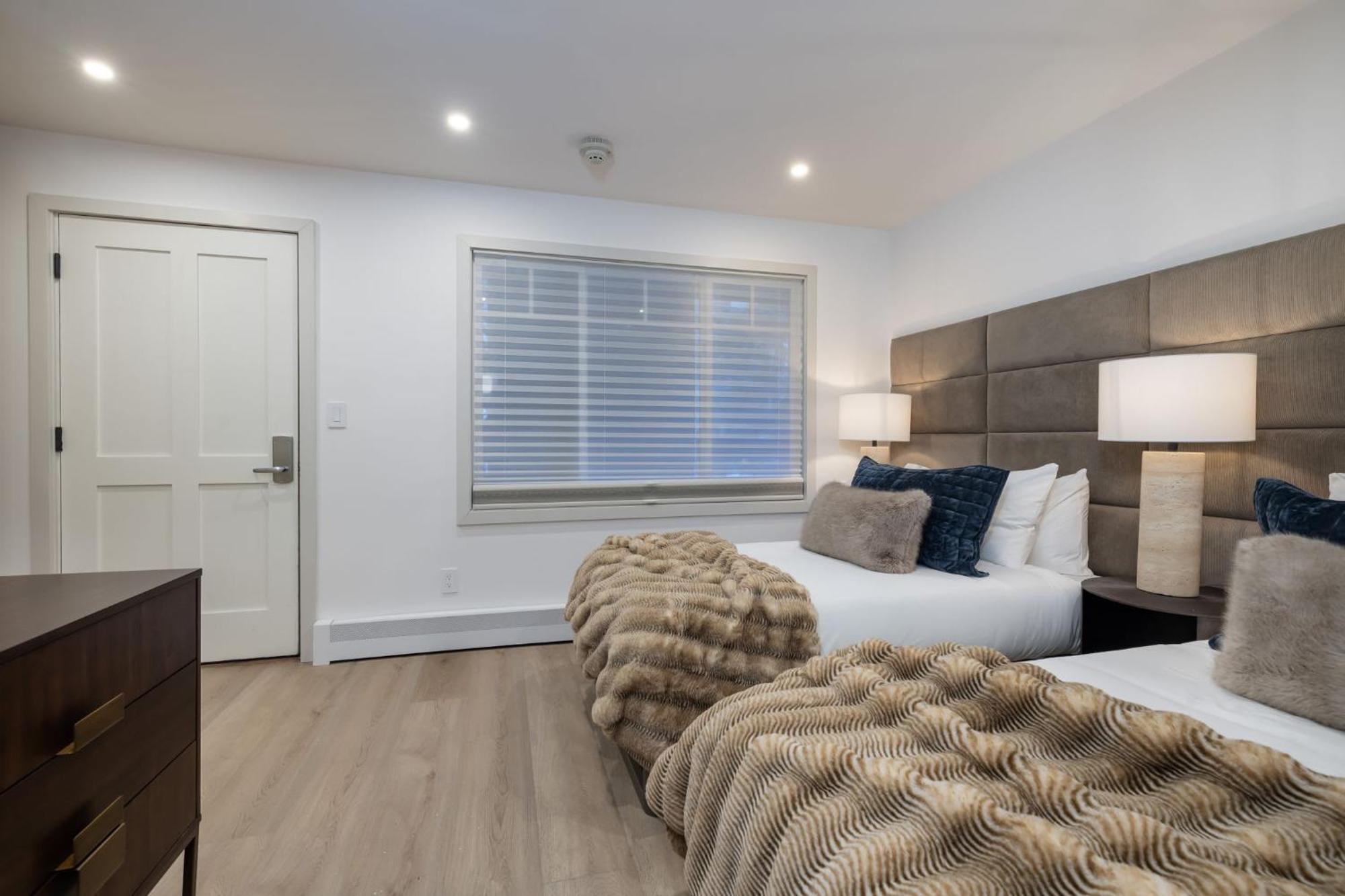 2 Bedroom 3ba - Ac, Heated Pool, Walk To Town
