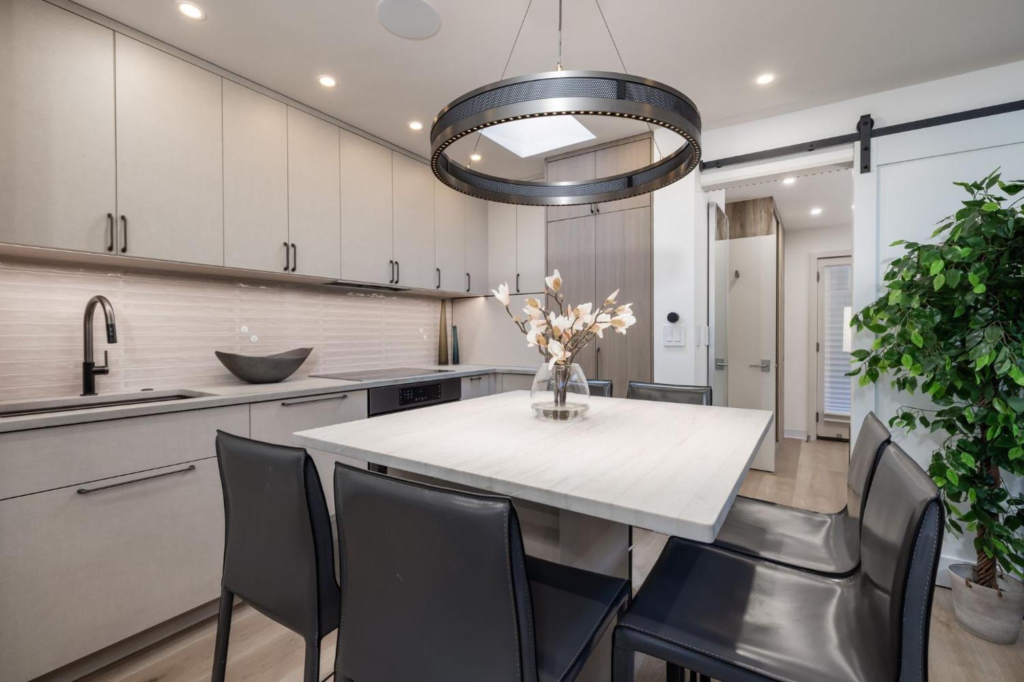 2 Bedroom 3ba - Ac, Heated Pool, Walk To Town *