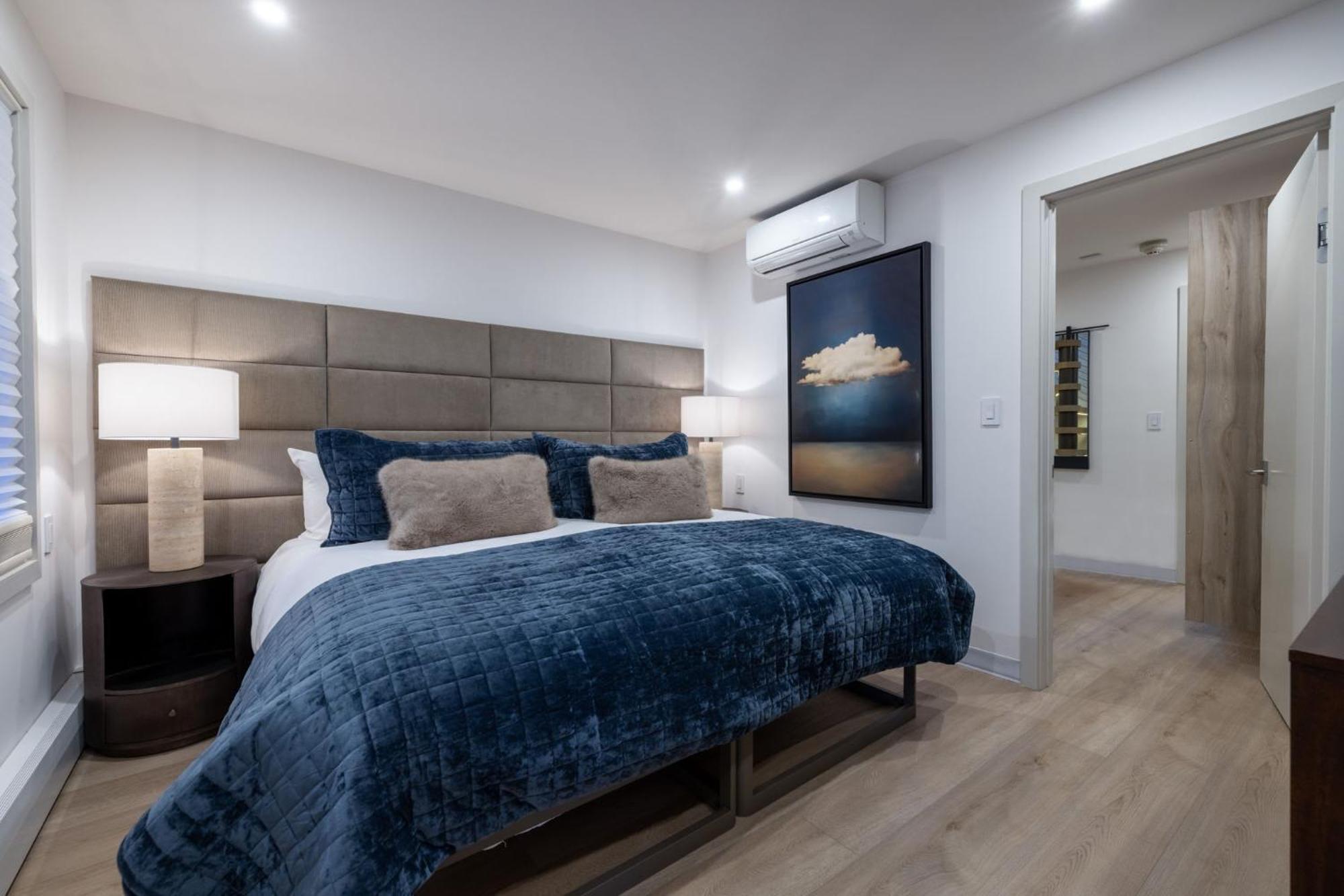 2 Bedroom 3ba - Ac, Heated Pool, Walk To Town *