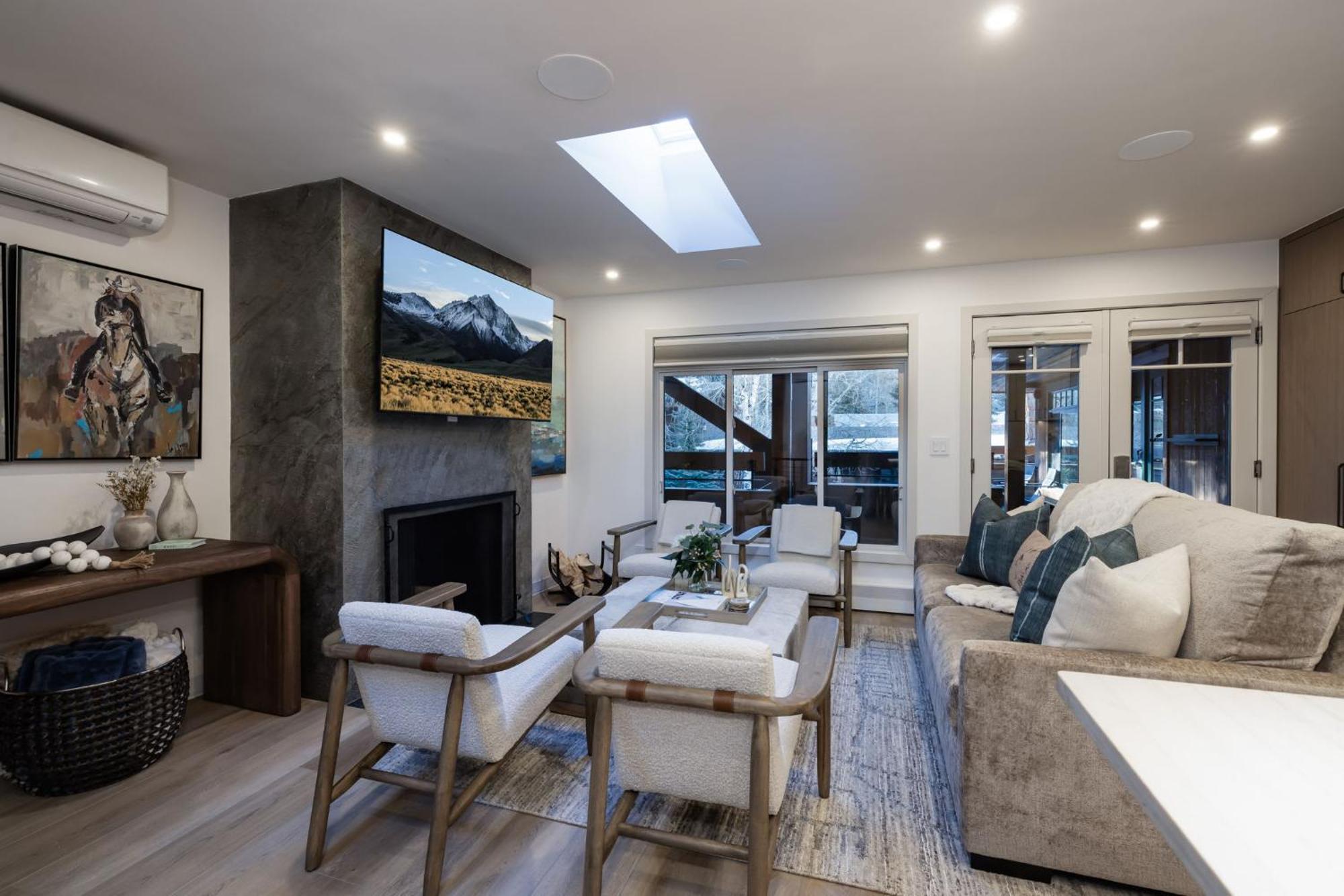 2 Bedroom 3ba - Ac, Heated Pool, Walk To Town