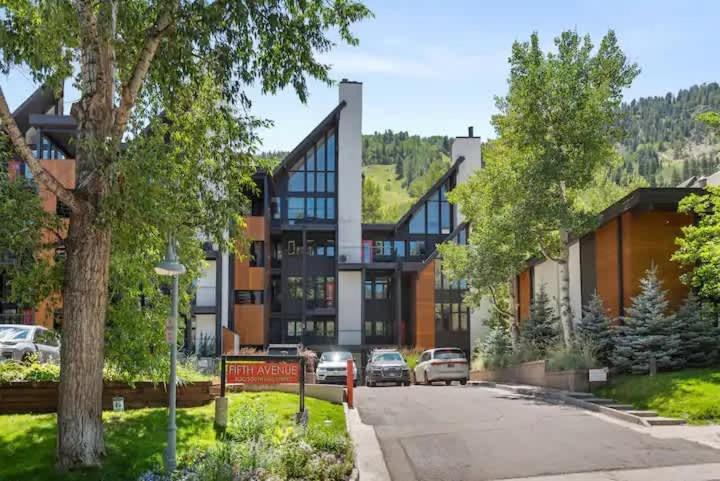 Renovated 2 Bedroom Ski-in Out Apartment *