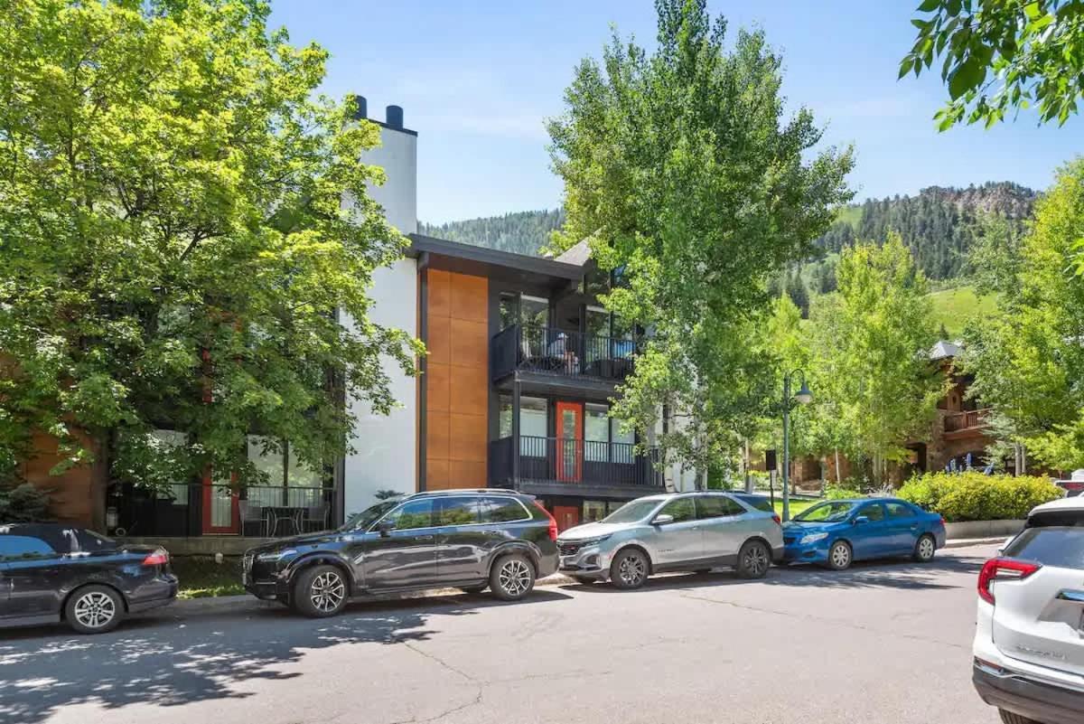 Apartment Renovated 2 Bedroom Ski-in Out *