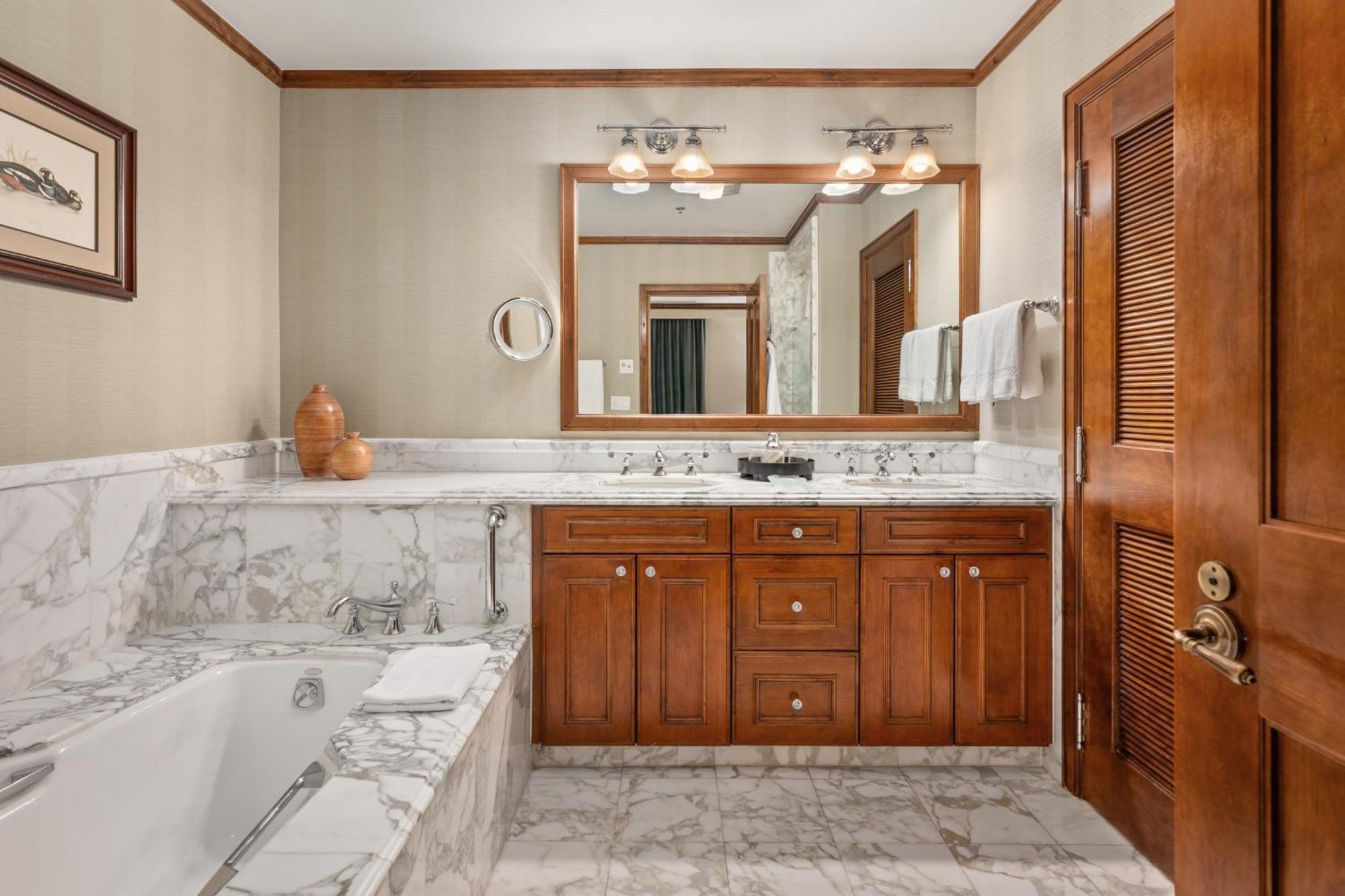 The Ritz-carlton Club, Two-bedroom Float 1, Ski-in & Ski-out In Highlands * Aspen
