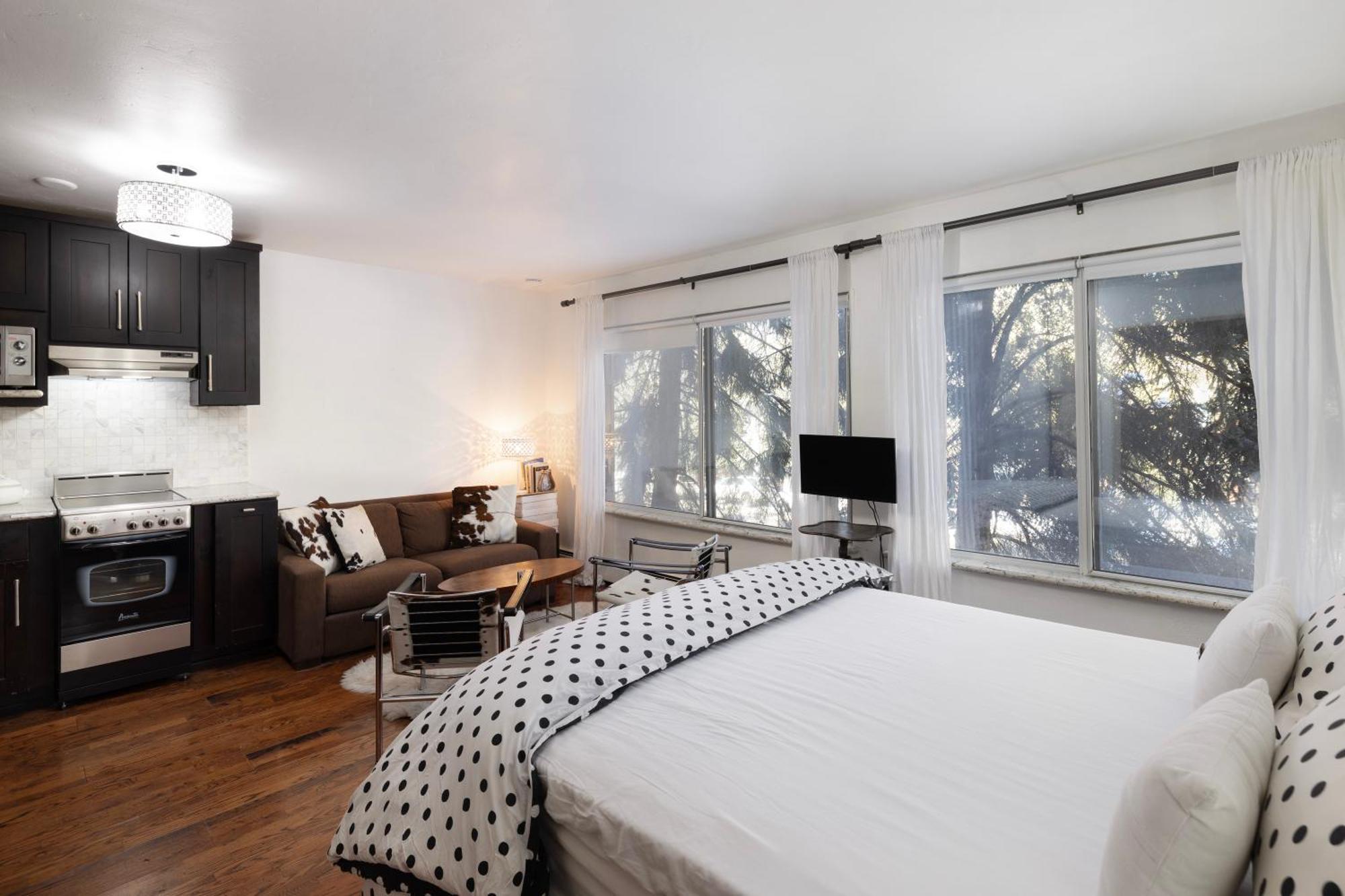 Perfect Inside Downtown Location! Romantic 1300 Ft, 4 Blocks Or 396 M, To Ajax Or Mountain Apartment *