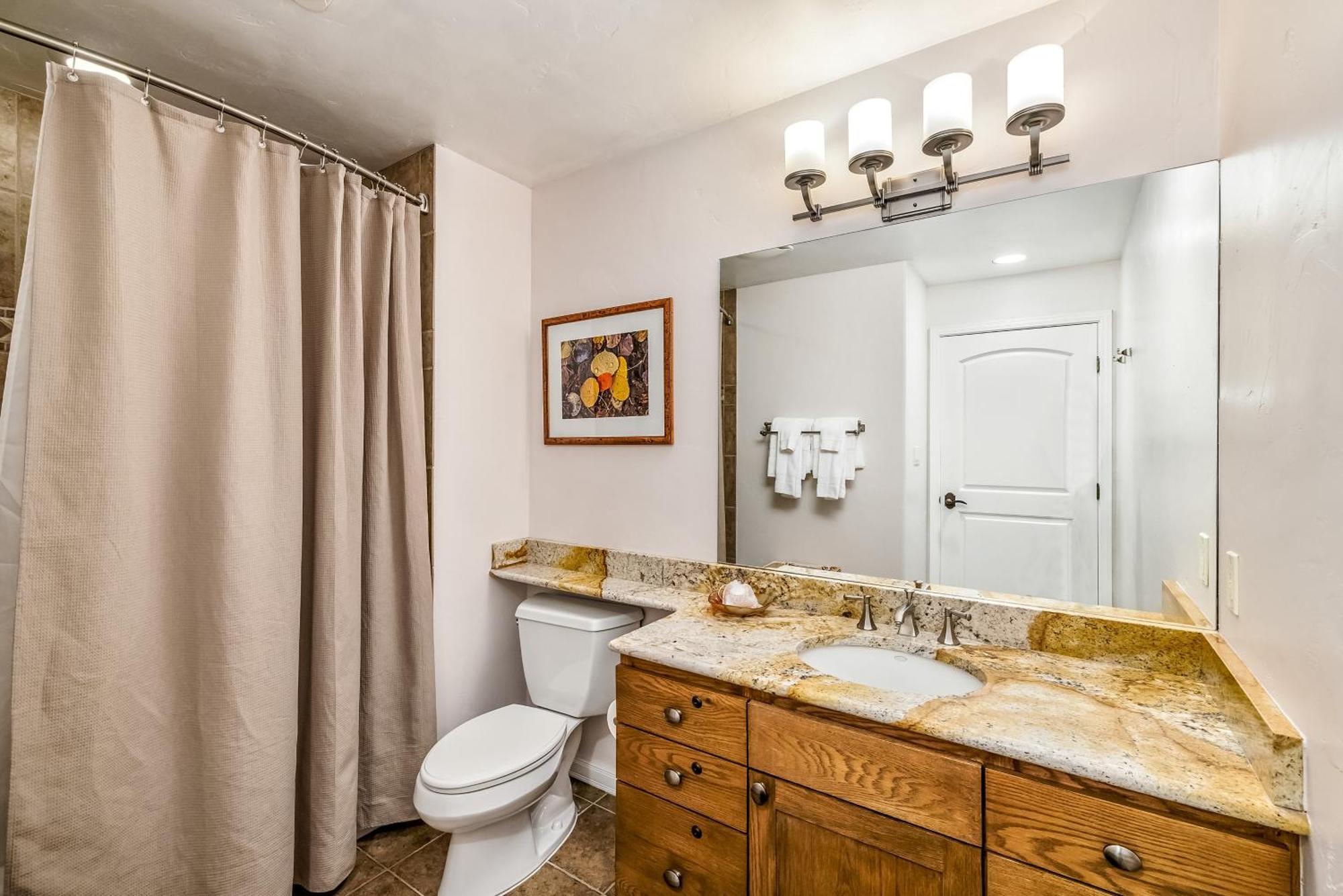 Aparthotel Luxe 2br Retreat - Balcony Views & Hiking Access *