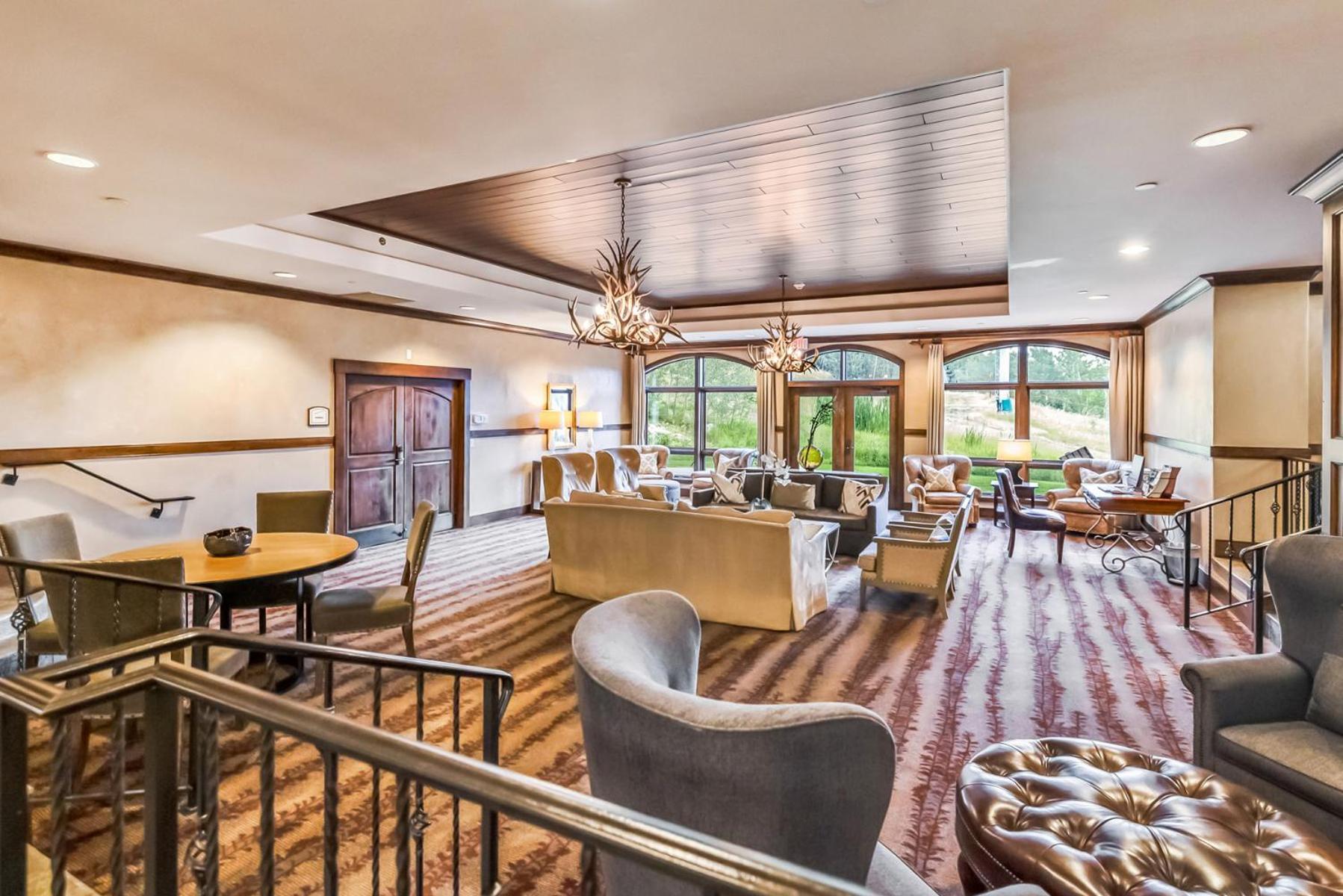 Luxe 2br Retreat - Balcony Views & Hiking Access Aparthotel