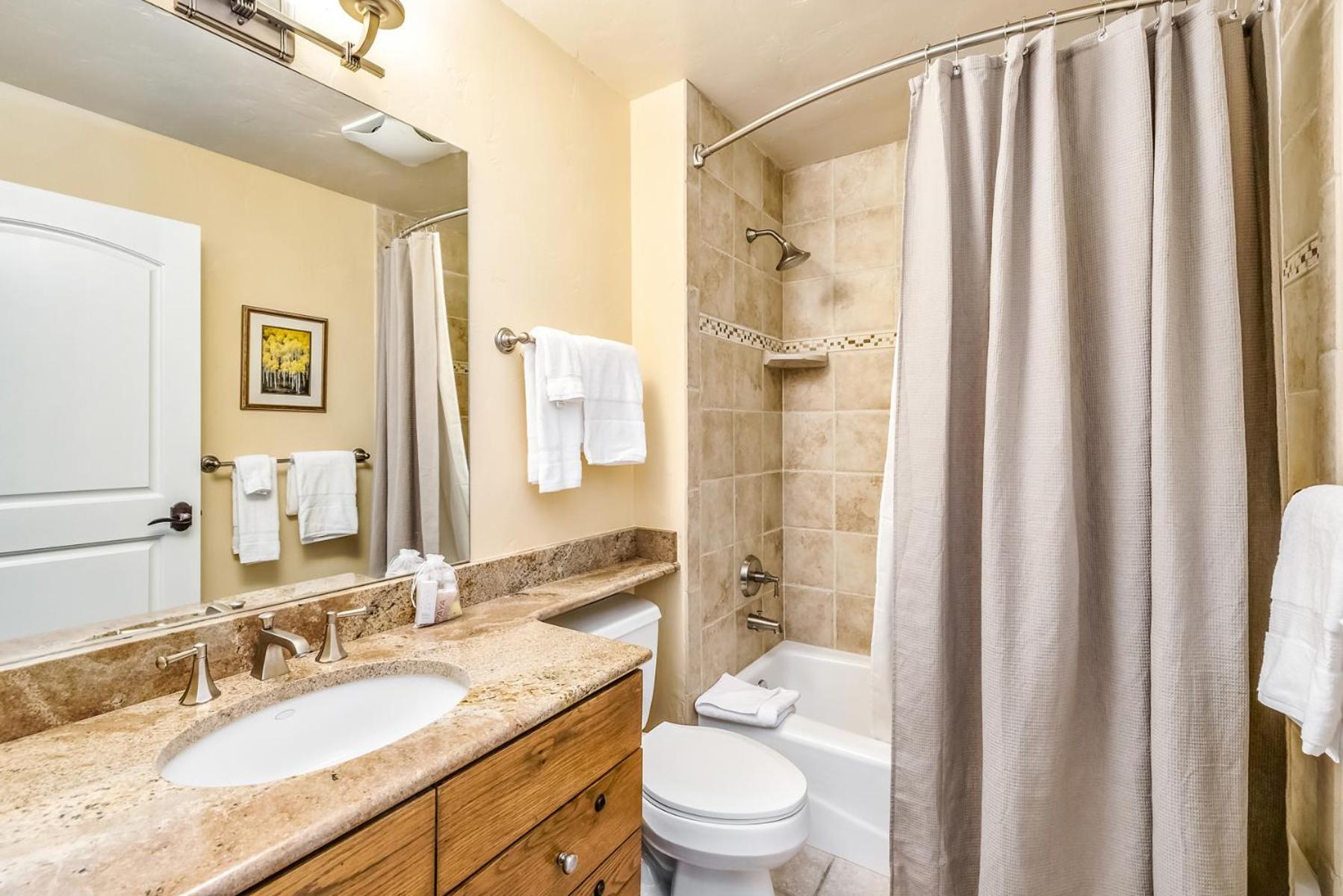 Luxe 2br Retreat - Balcony Views & Hiking Access Aparthotel