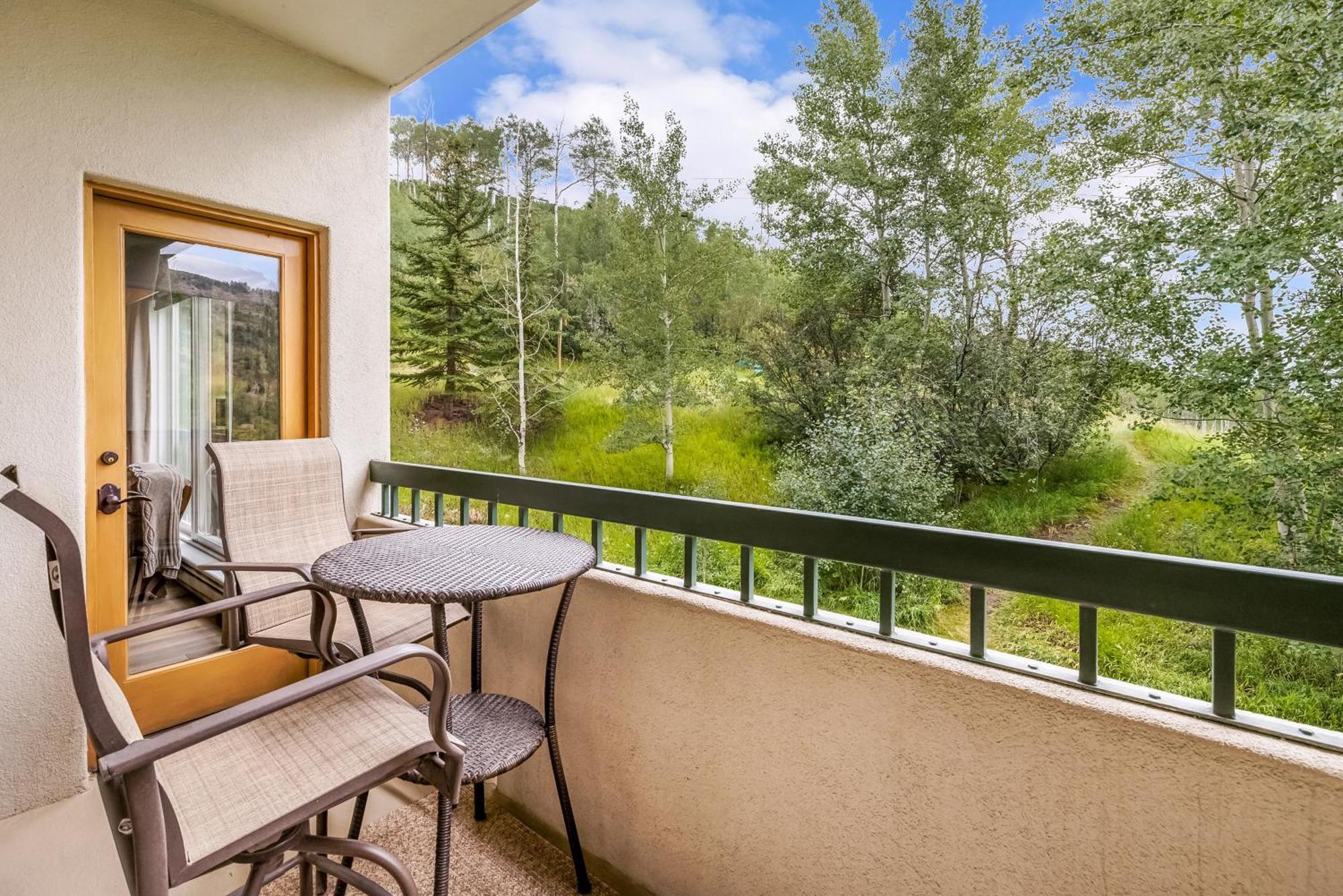Aparthotel Luxe 2br Retreat - Balcony Views & Hiking Access *